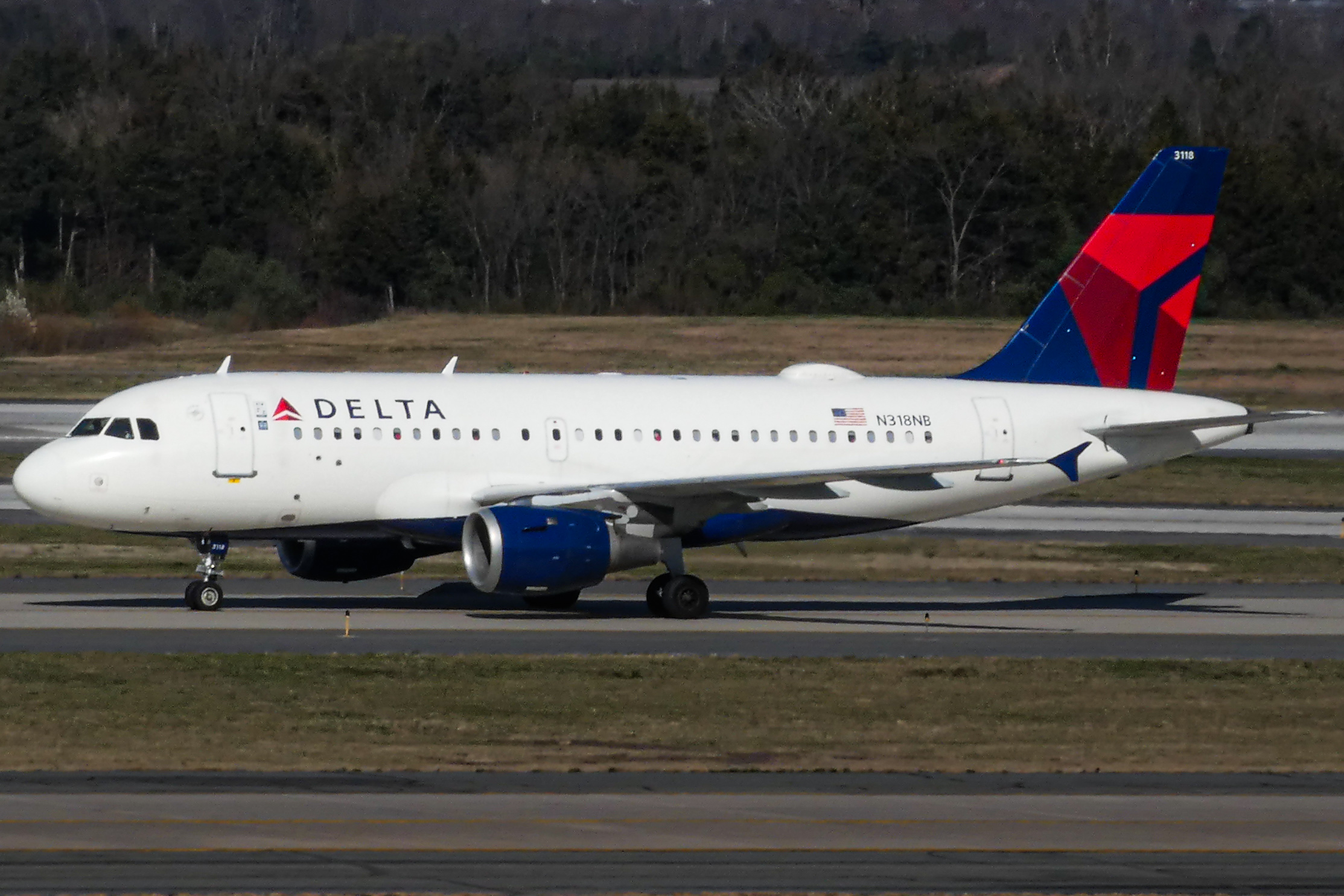 Full size: Delta Airlines Airbus A319 N318NB at Washington Dulles International Airport