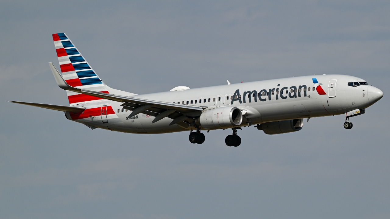 Full size: American Airlines Boeing 737-800 N960AN at Dallas-Fort Worth International Airport