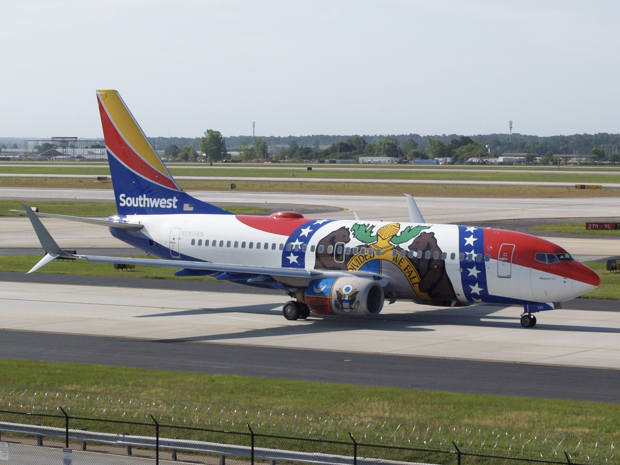 Full size: Southwest Airlines Boeing 737-700 N280WN at Hartsfield-Jackson Atlanta International Airport