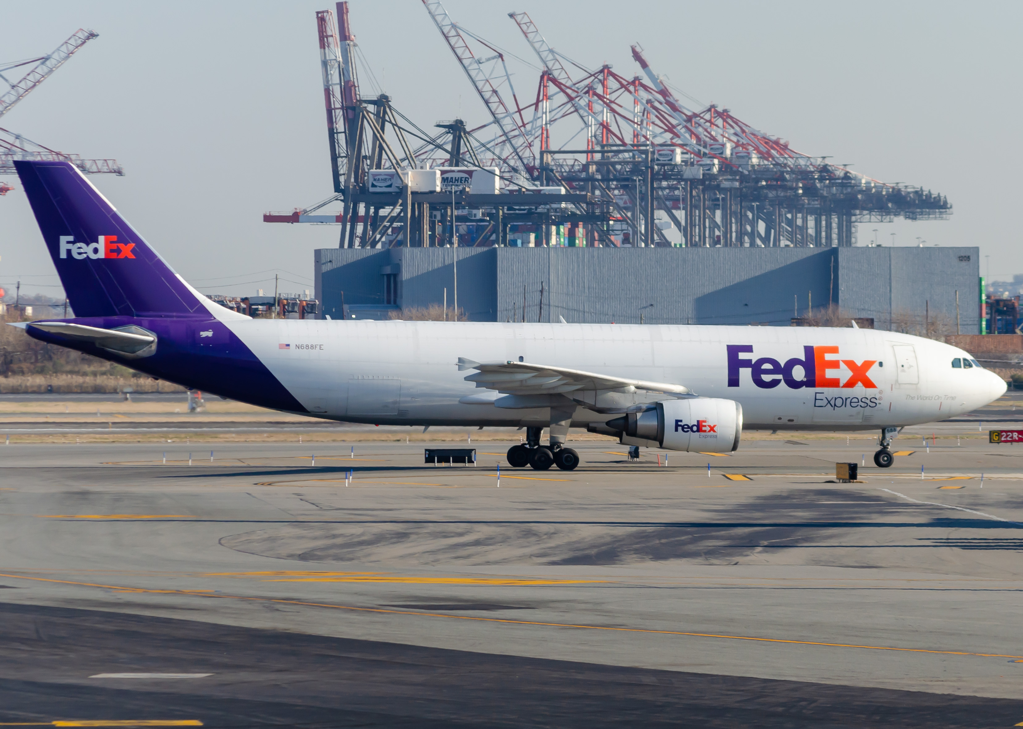 Full size: FedEx Airbus A300F-600 N688FE at Newark Liberty International Airport
