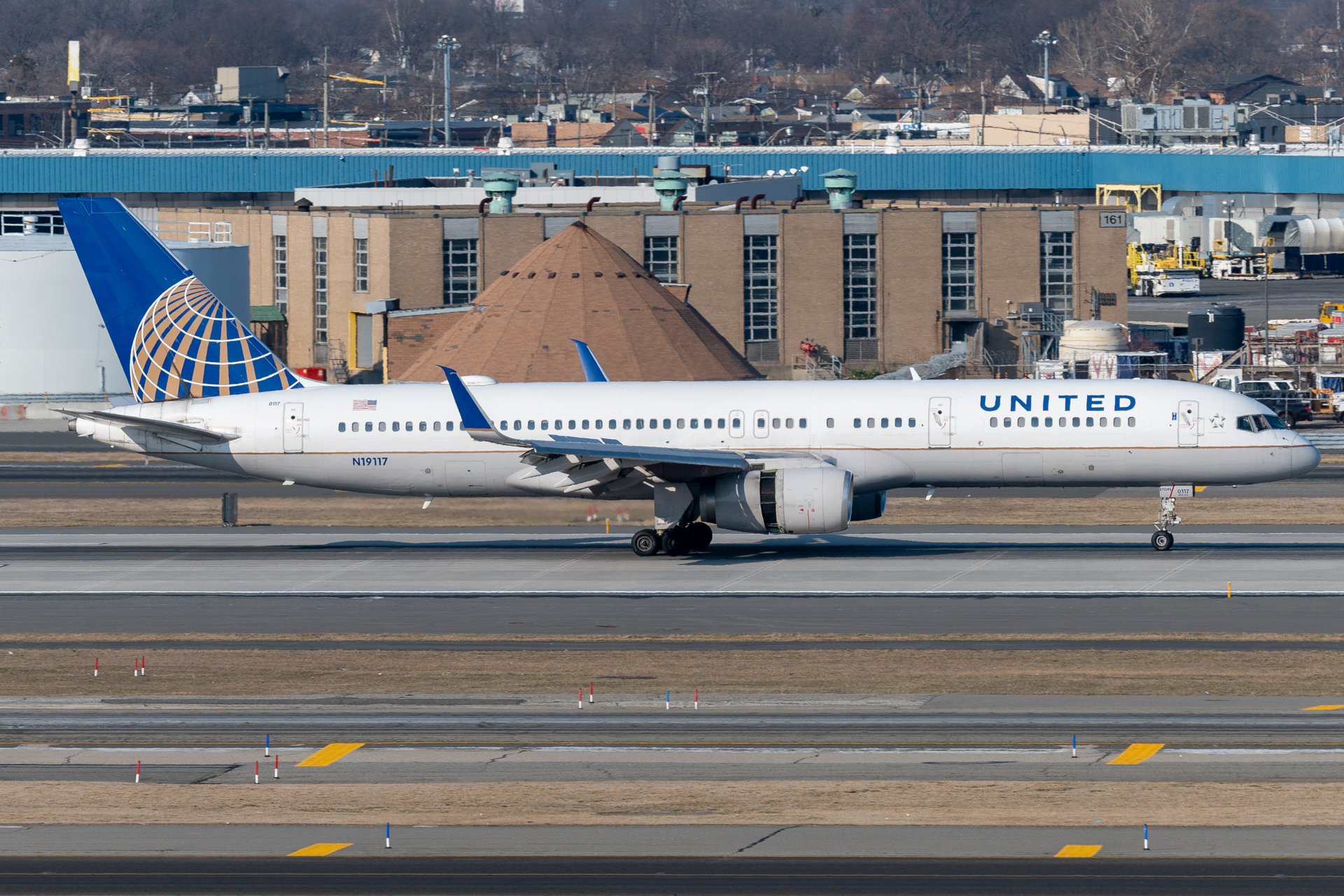 Full size: United Airlines Boeing 757-200 N19117 at John F. Kennedy International Airport