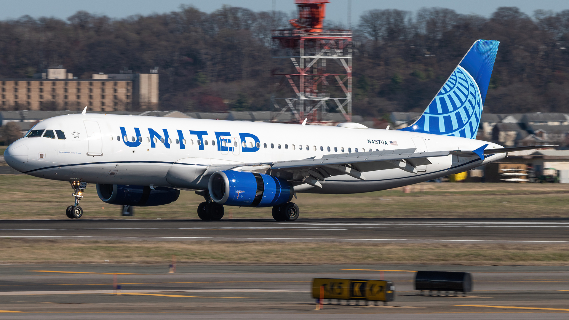 Full size: United Airlines Airbus A320-200 N497UA at Ronald Reagan National Airport