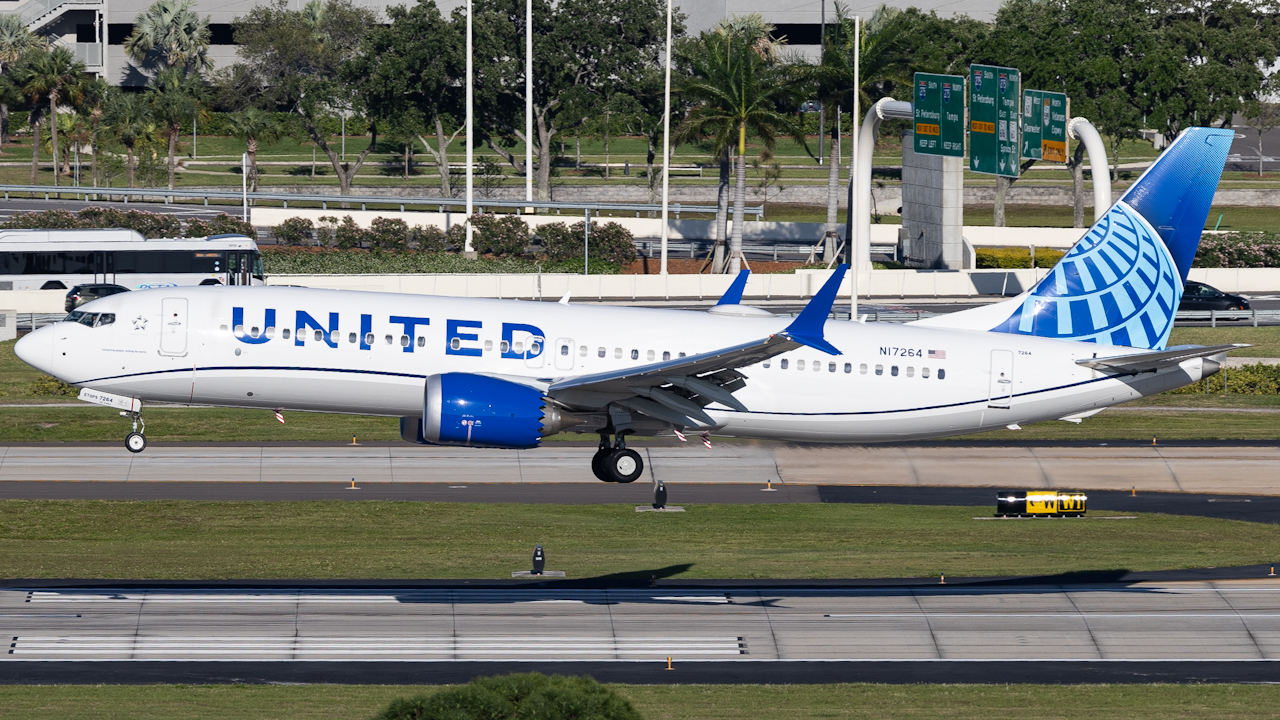 Full size: United Airlines Boeing 737 MAX 8 N17264 at Tampa International Airport
