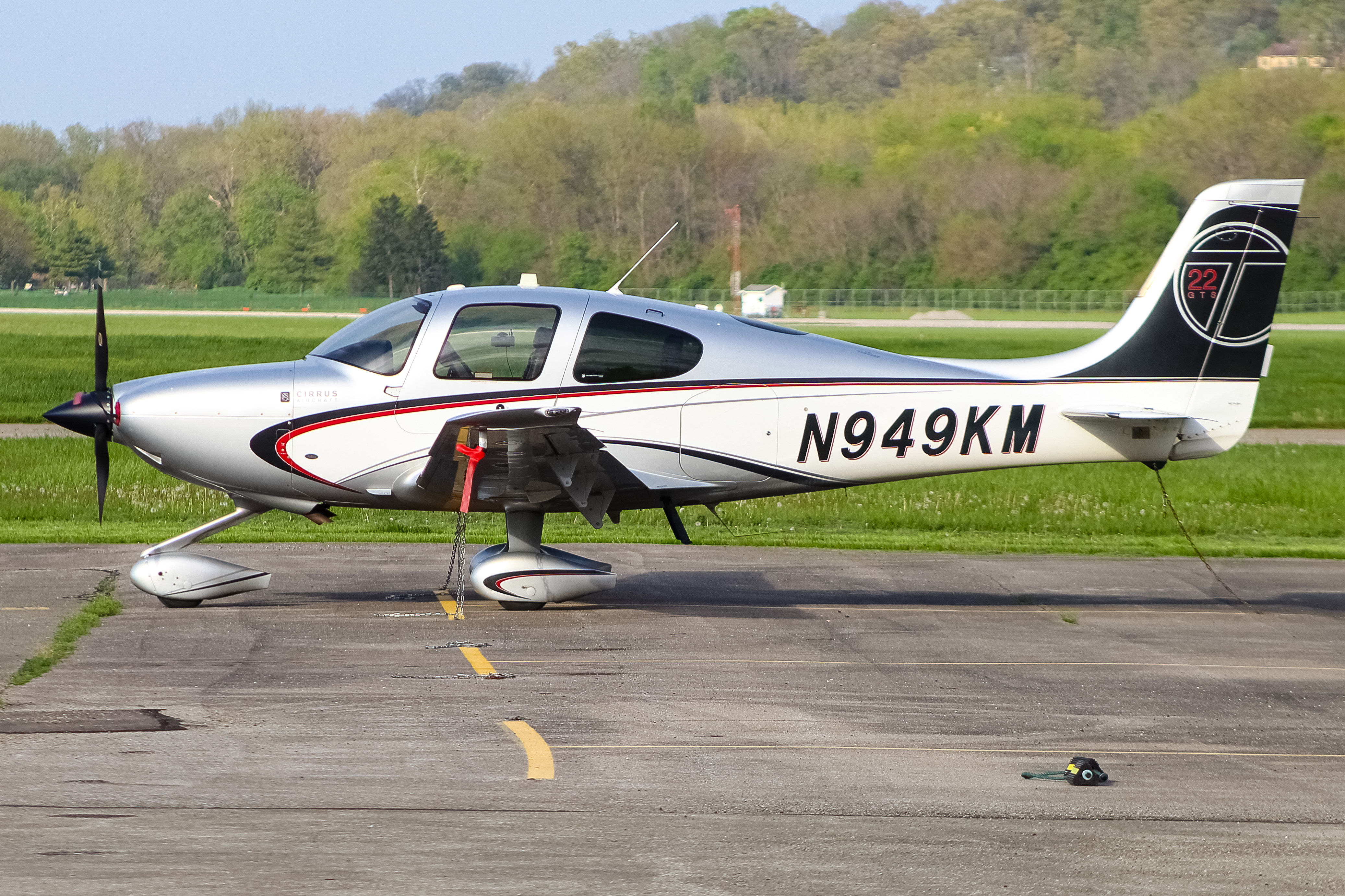 Full size: PRIVATE  Cirrus SR-22 N949KM at Cincinnati Municipal Airport/Lunken Field