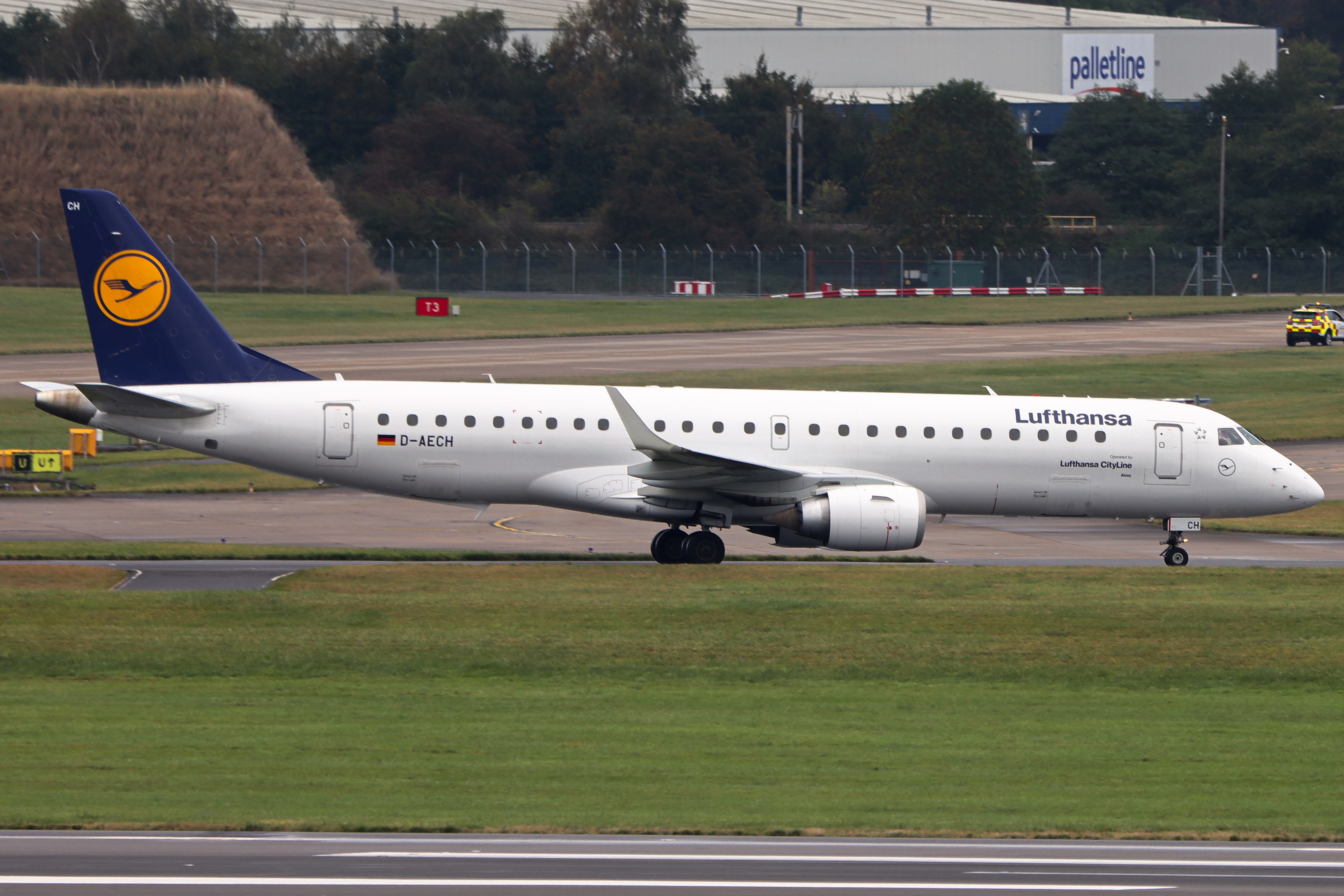 Full size: Lufthansa CityLine Embraer E190 D-AECH at Birmingham Airport