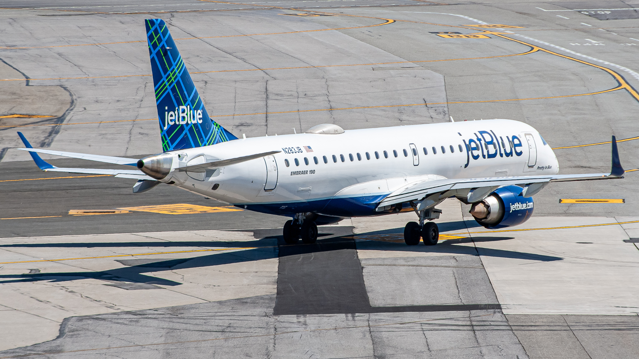 Full size: JetBlue Airways Embraer E190 N283JB at John F. Kennedy International Airport