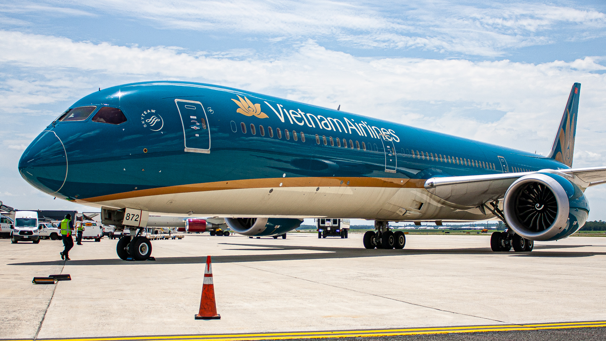 Full size: Vietnam Airlines Boeing 787-10 VN-A872 at Washington Dulles International Airport