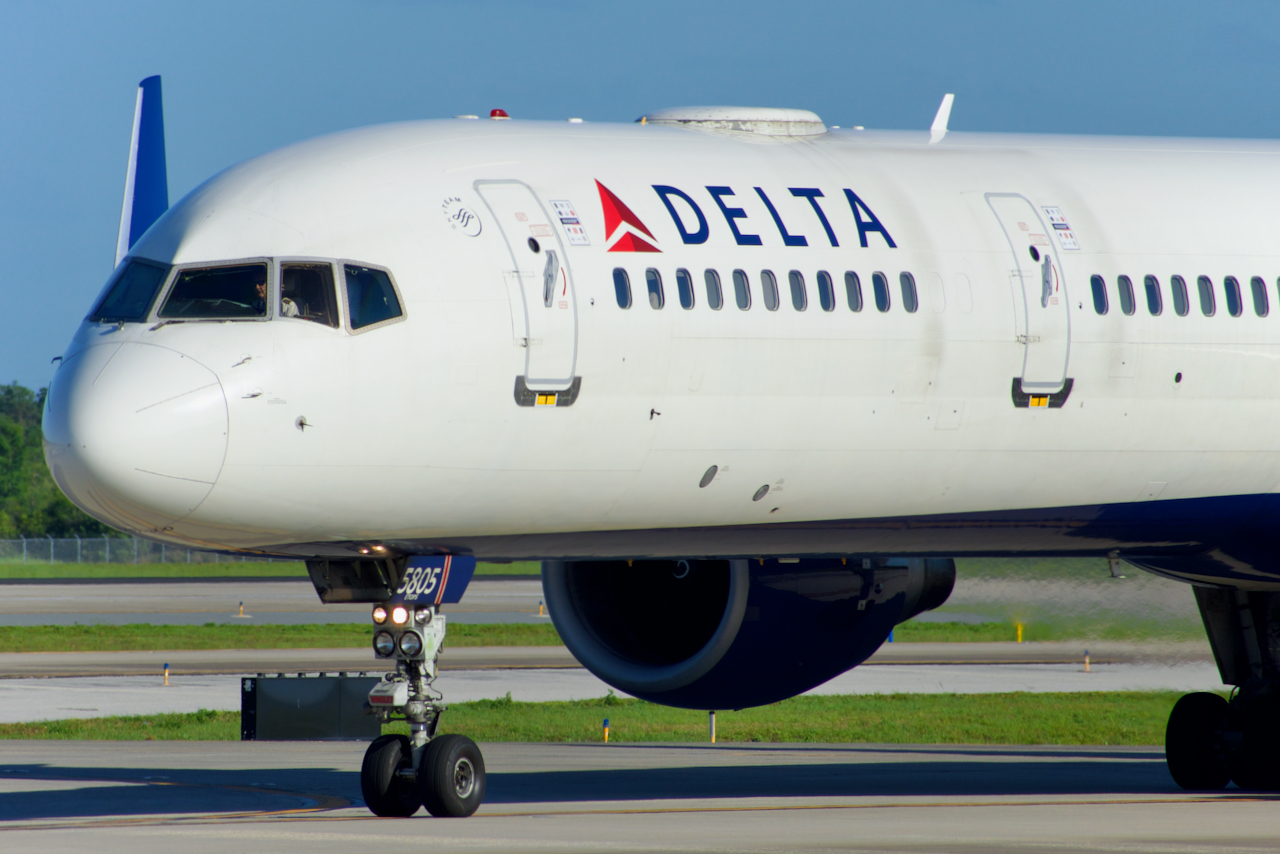 Full size: Delta Airlines Boeing 757-300 N585NW at Orlando International Airport