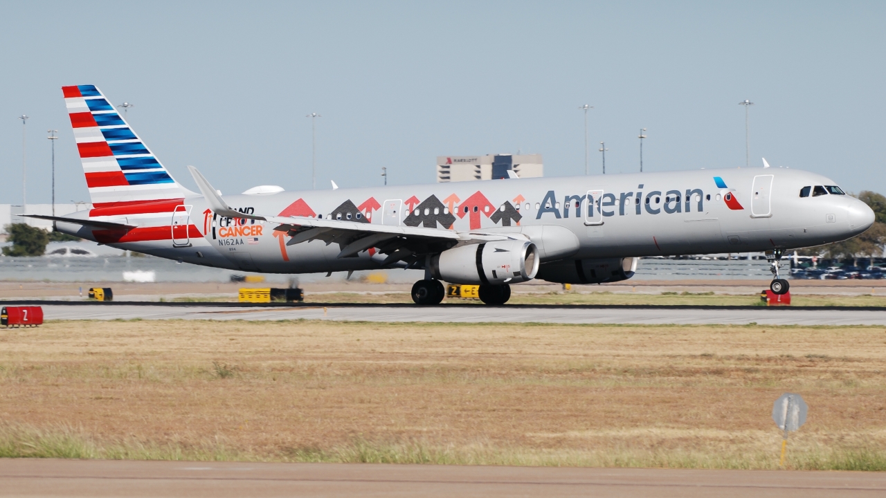 Full size: American Airlines Airbus A321-200 N162AA at Dallas-Fort Worth International Airport