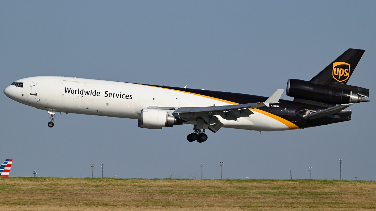 Full size: United Parcel Service McDonnell Douglas MD-11F N262UP at Dallas-Fort Worth International Airport