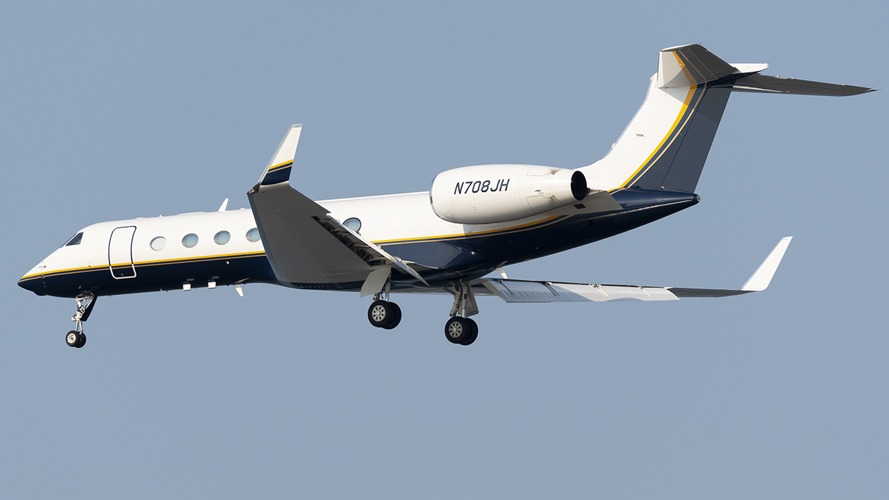Full size: PRIVATE Gulfstream G550 N708JH at Ronald Reagan National Airport