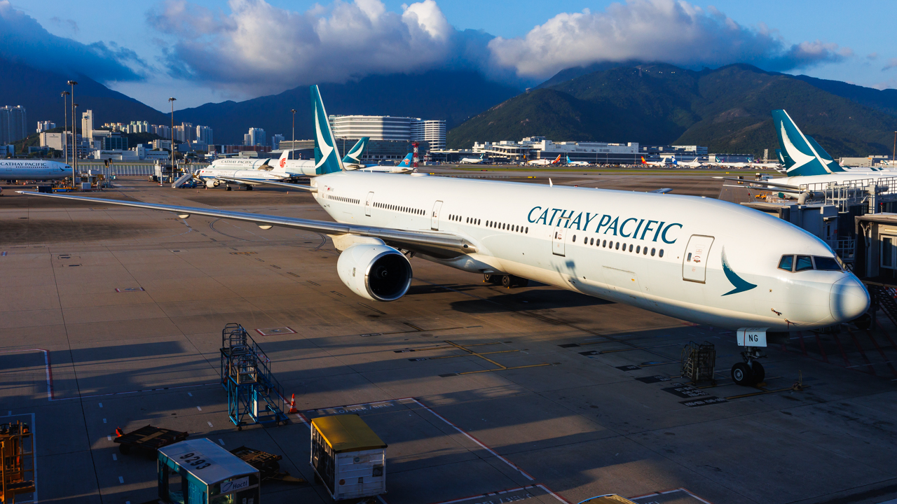 Full size: Cathay Pacific Boeing 777-300 B-HNG at Hong Kong International Airport