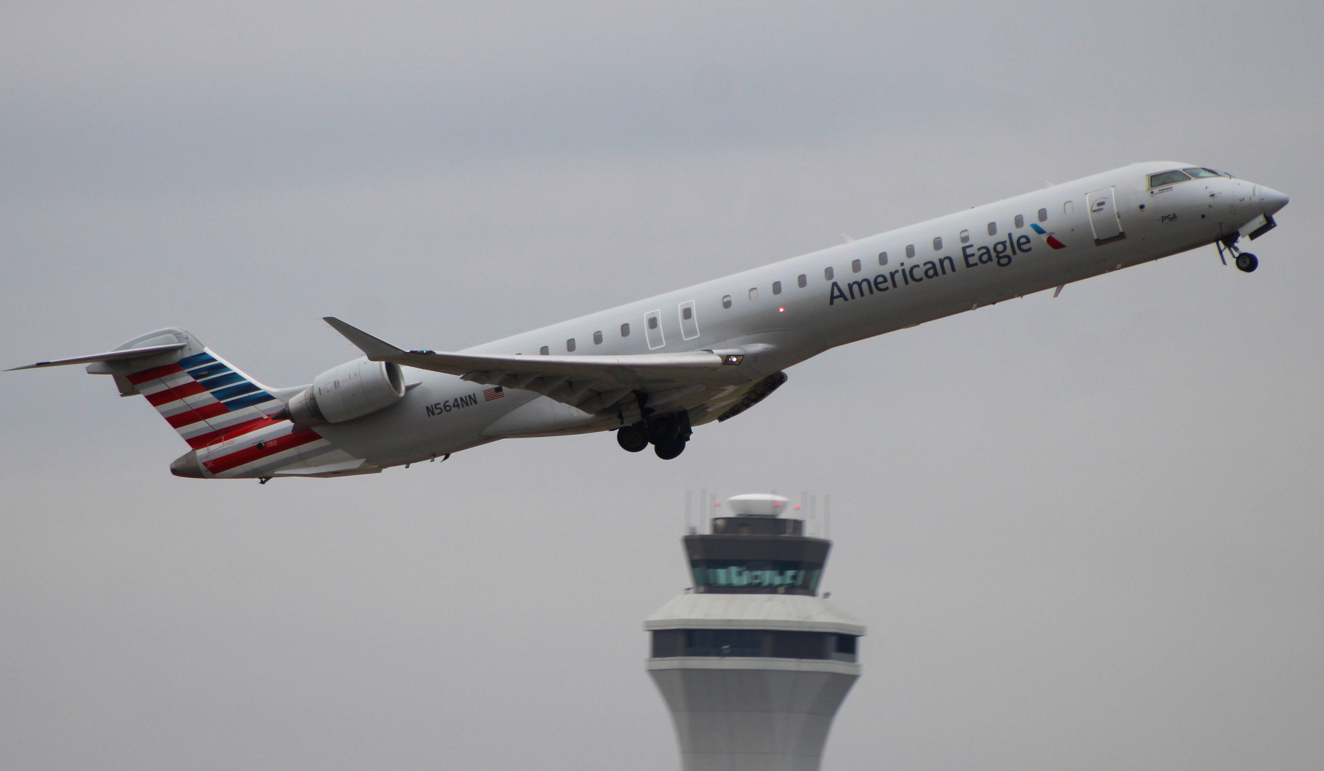 Full size: American Airlines Mitsubishi CRJ-900 N564NN at Cincinnati/Northern Kentucky International Airport