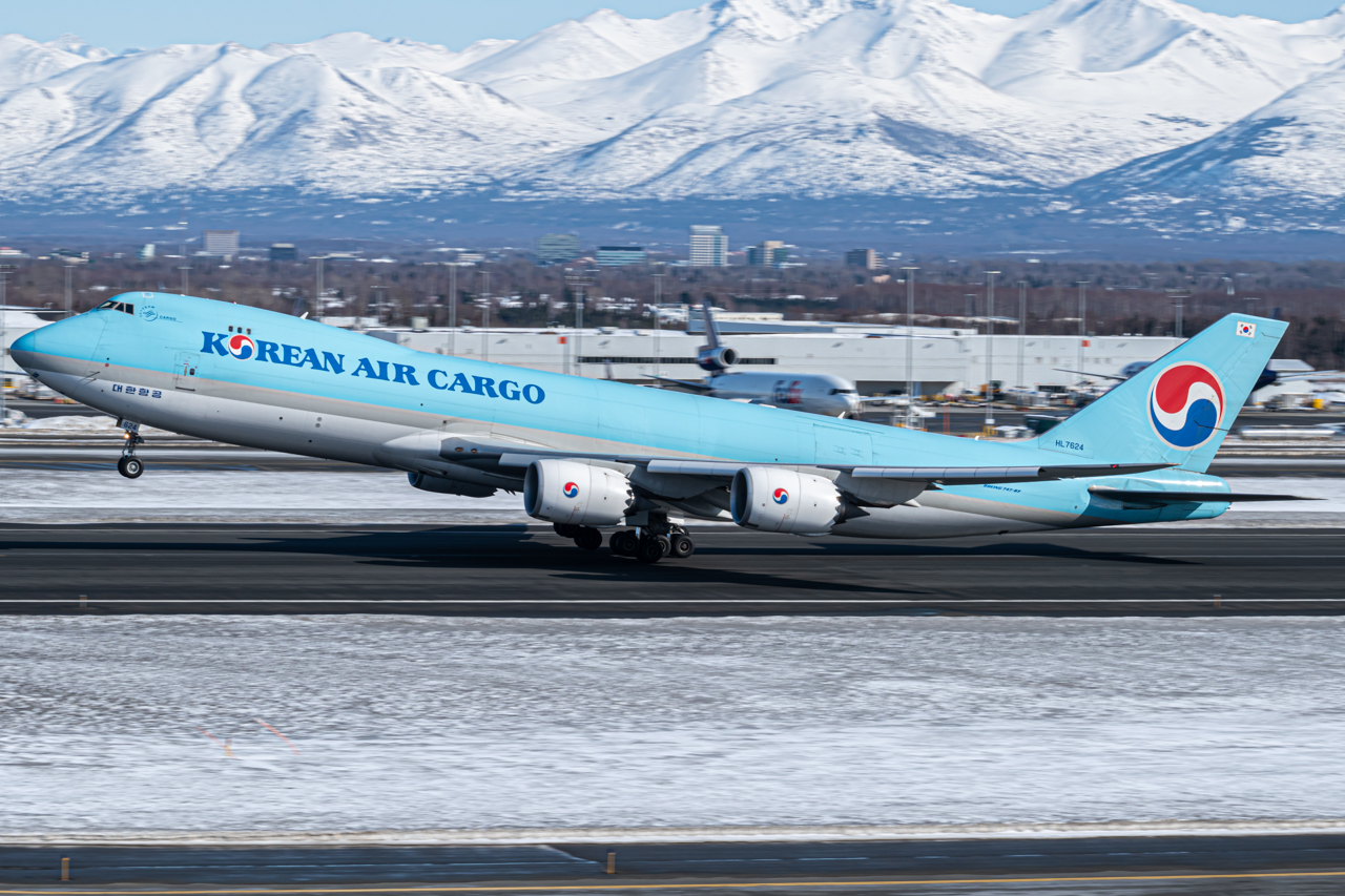 Full size: Korean Air Cargo Boeing 747-8F HL7624 at Anchorage Ted Stevens International Airport
