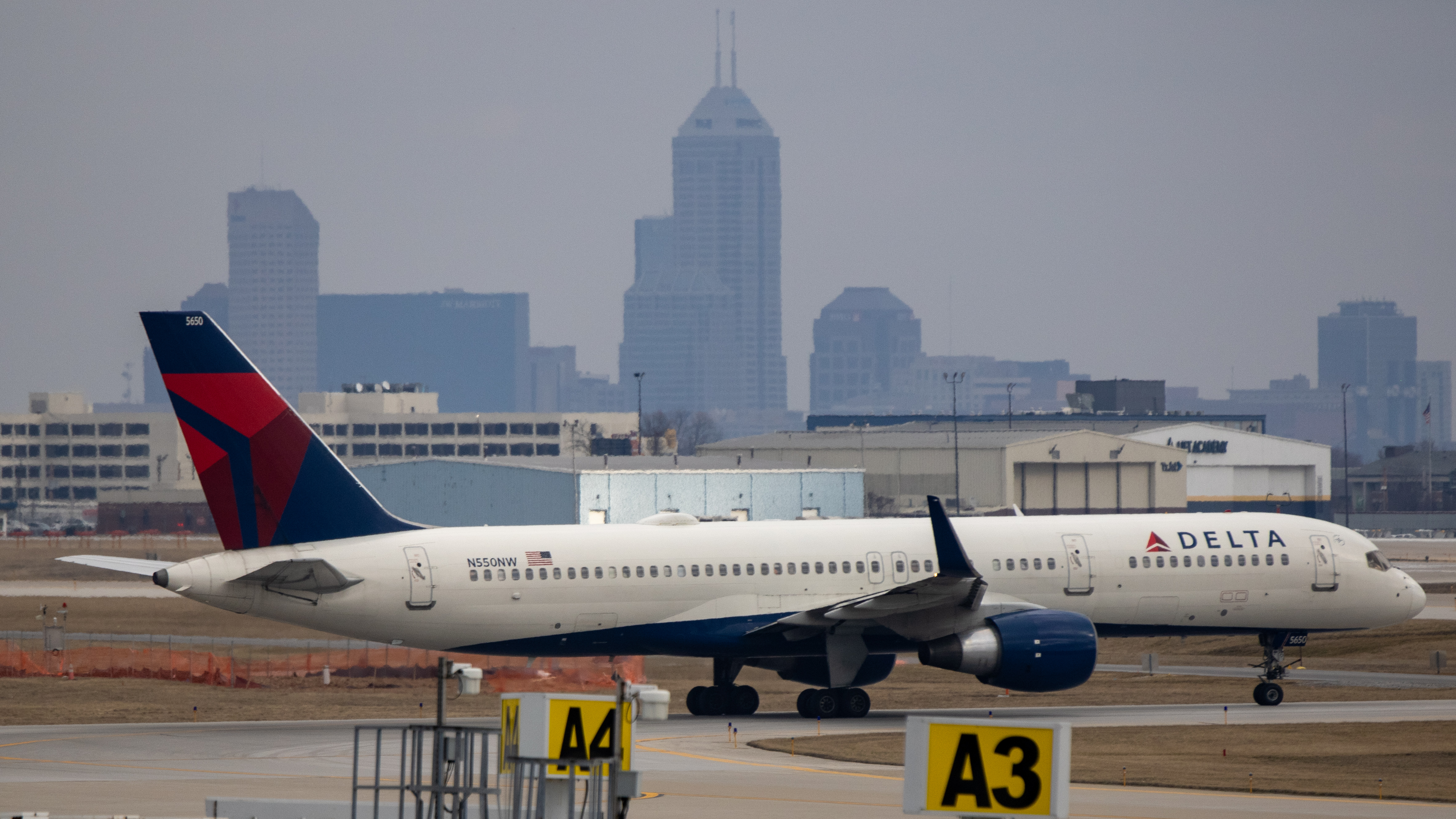 Full size: Delta Airlines Boeing 757-200 N550NW at Indianapolis International Airport
