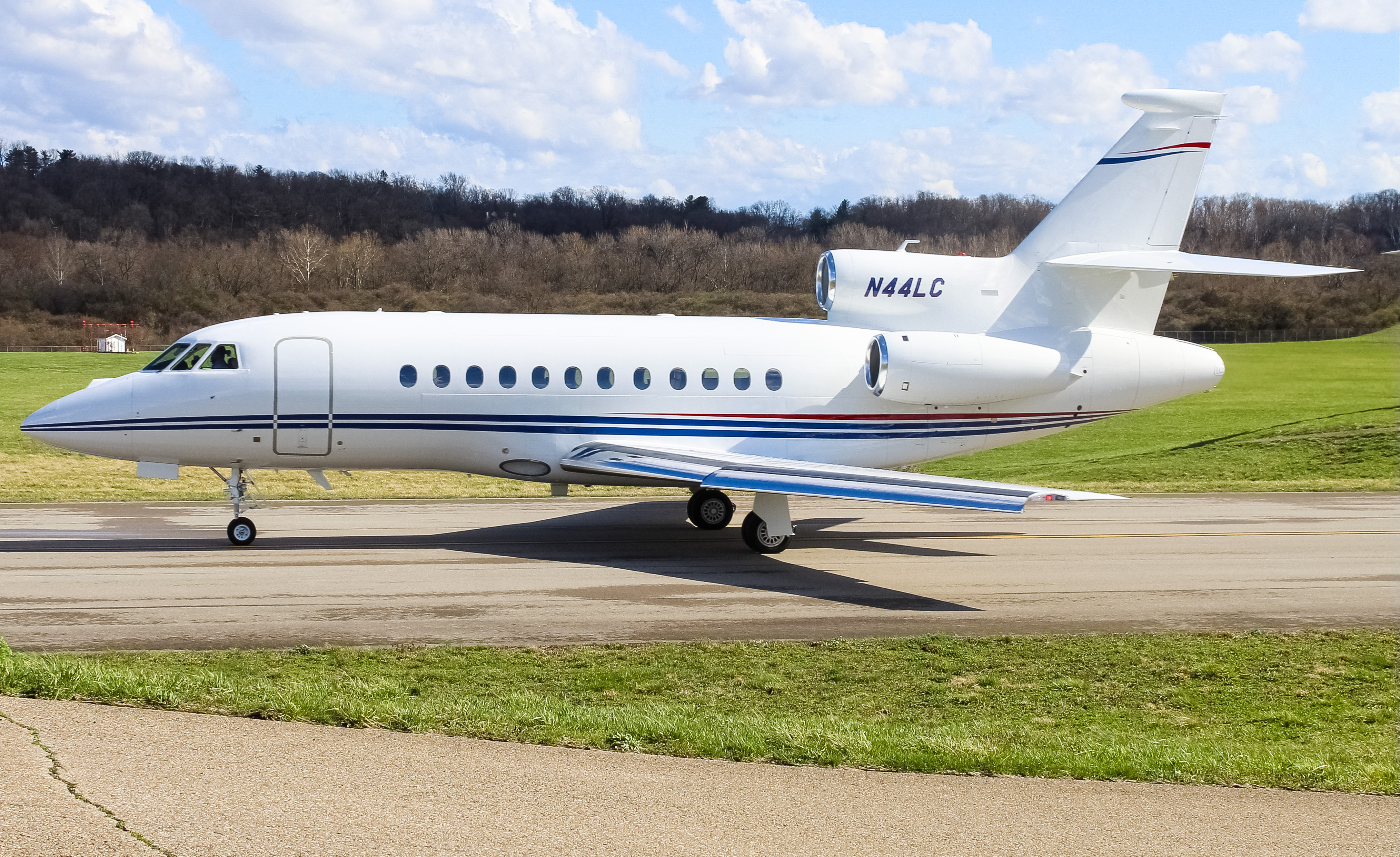 Full size: PRIVATE  Dassault Falcon 900EX N44LC at Cincinnati Municipal Airport/Lunken Field