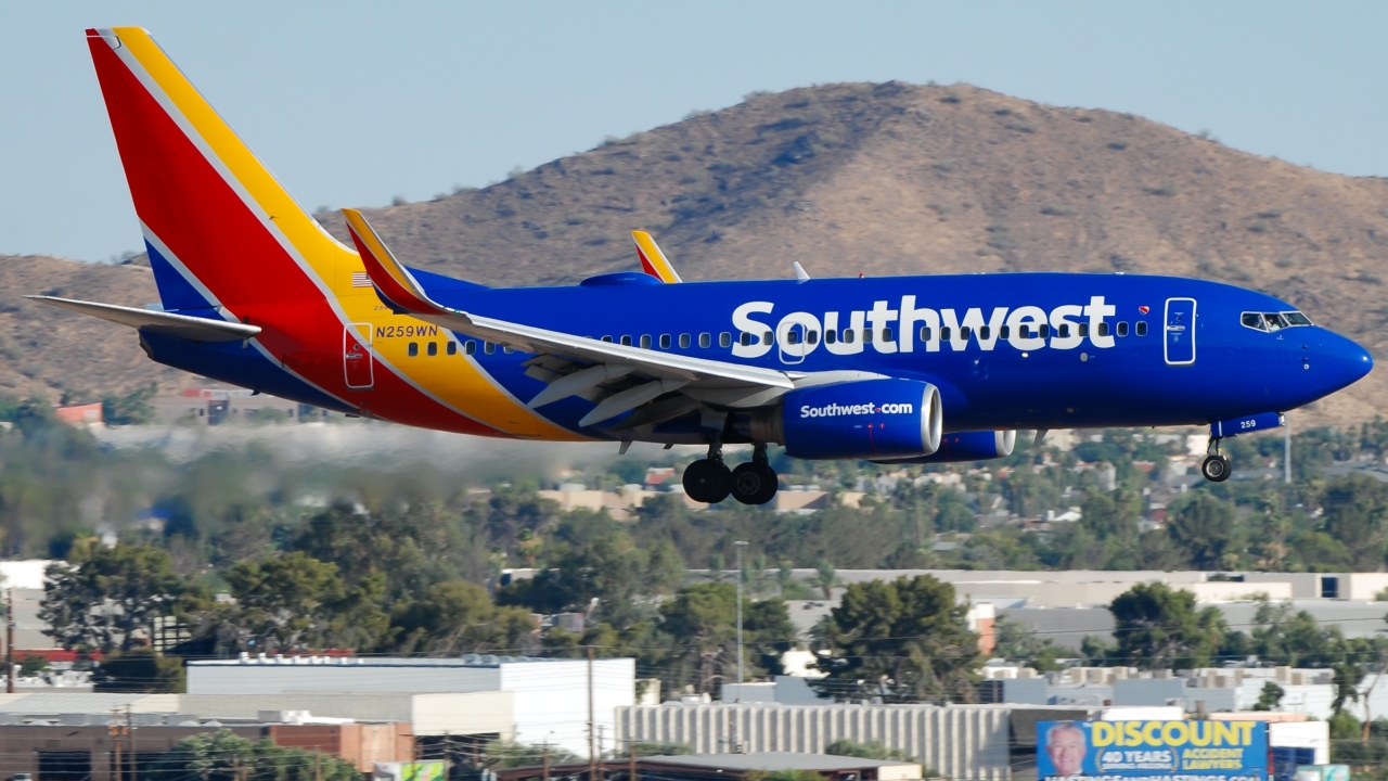 Full size: Southwest Airlines Boeing 737-700 N259WN at Phoenix Sky Harbor International Airport