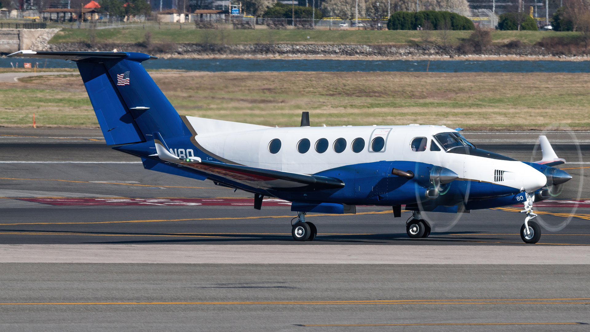 Full size: FAA Beechcraft King Air 350 N80 at Ronald Reagan National Airport