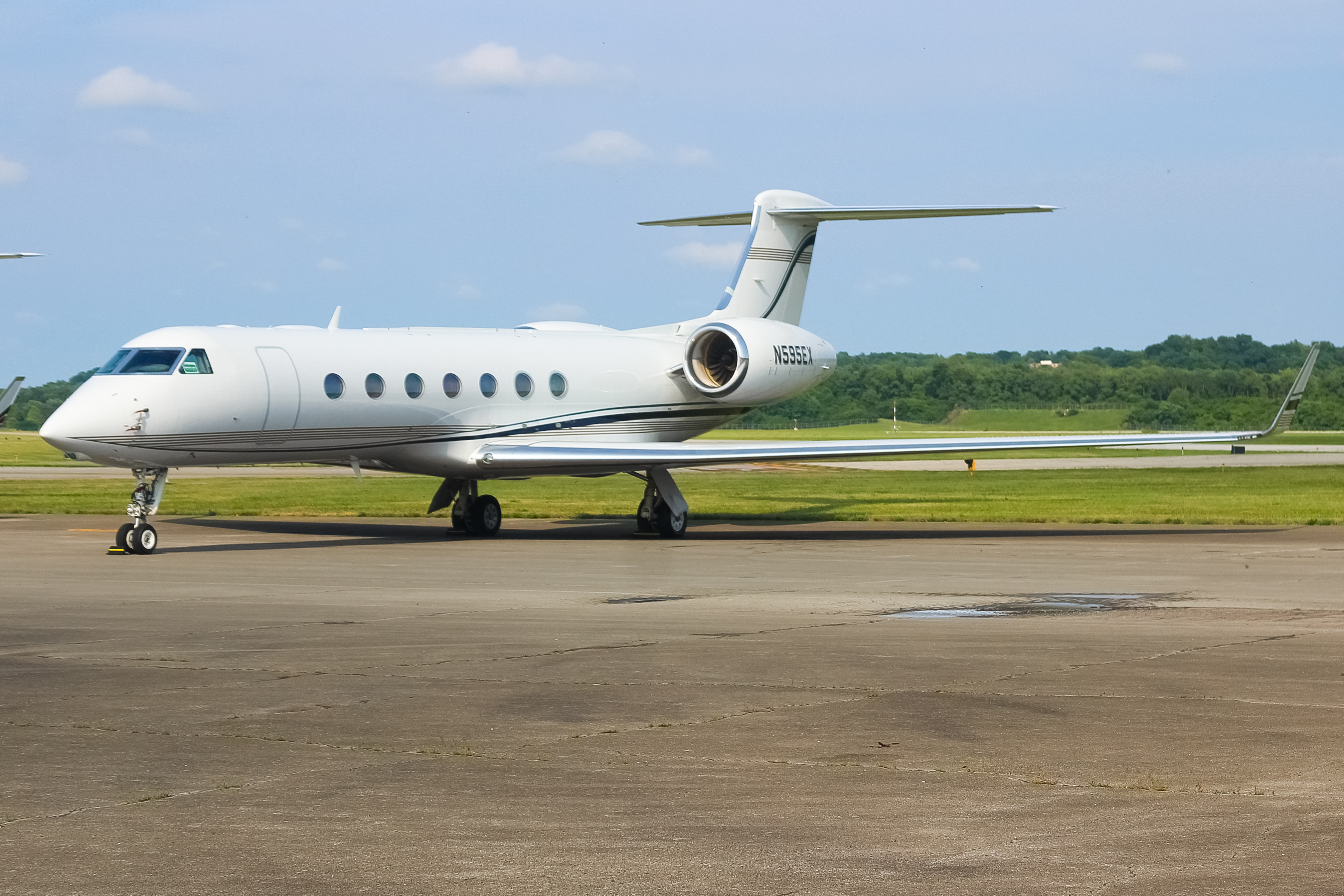 Full size: PRIVATE  Gulfstream V N595EX at Cincinnati Municipal Airport/Lunken Field