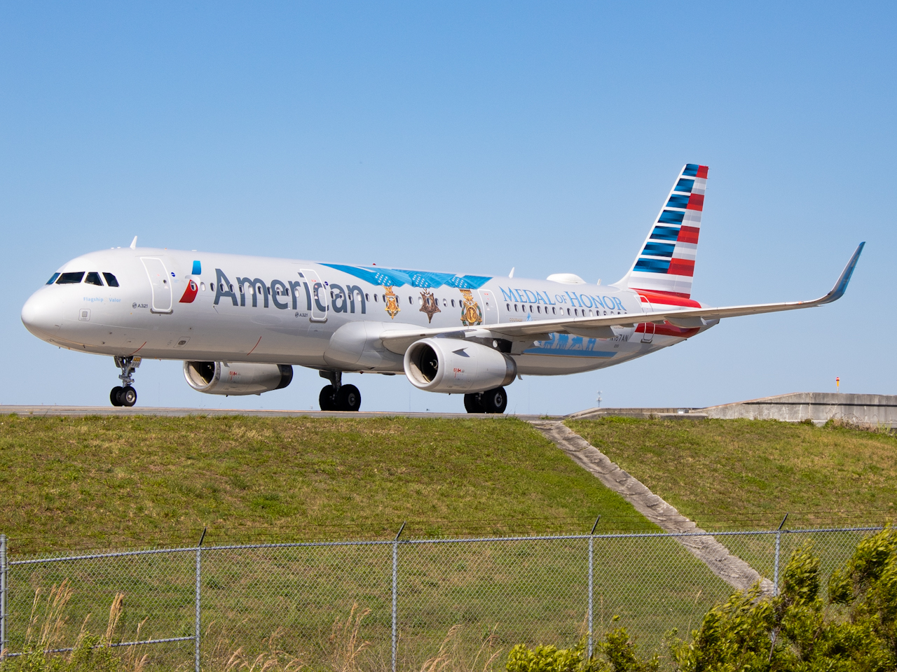 Full size: American Airlines Airbus A321-200 N167AN at Orlando International Airport