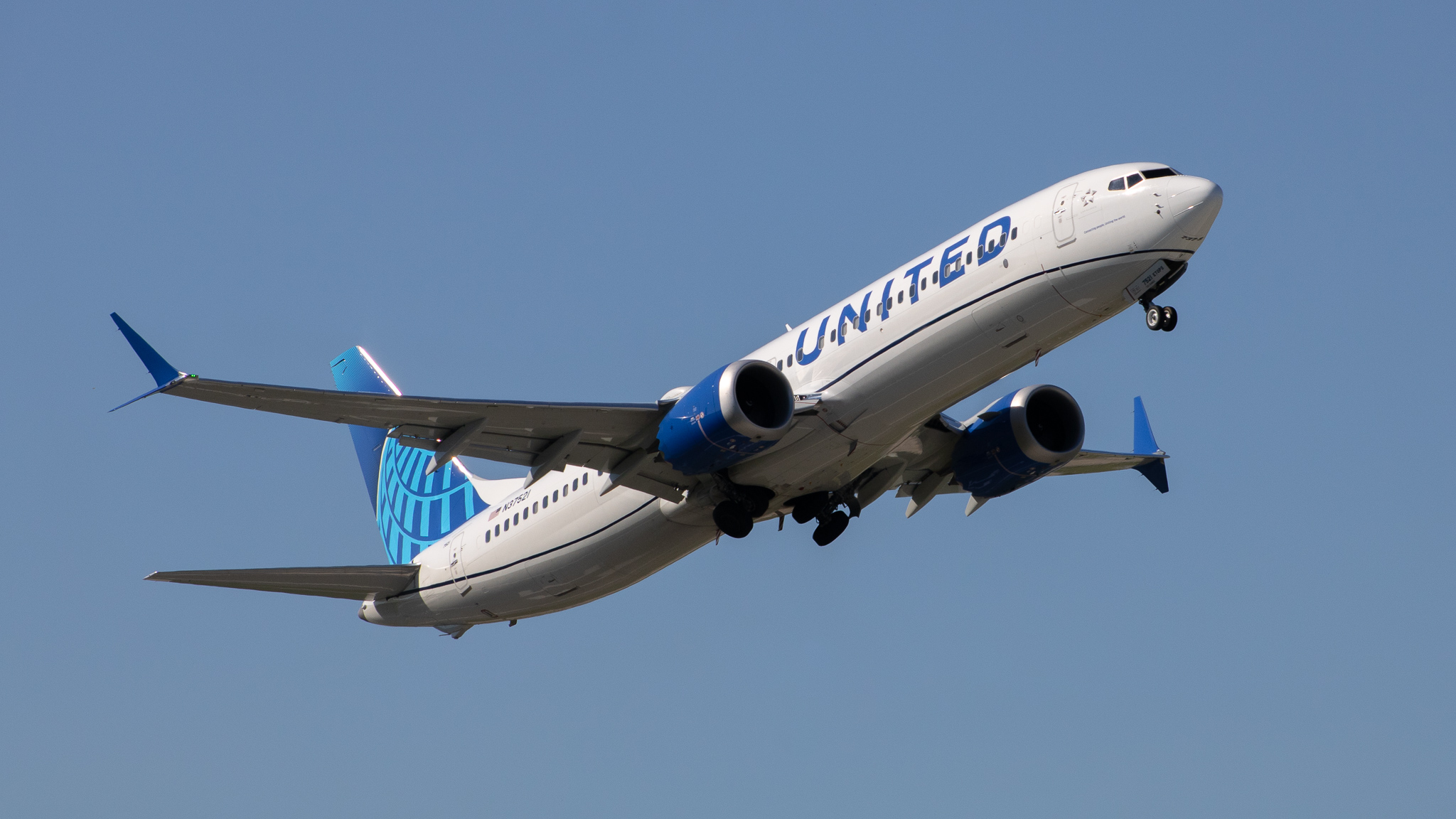 Full size: United Airlines Boeing 737 MAX 9 N37521 at Baltimore/Washington International Thurgood Marshall Airport