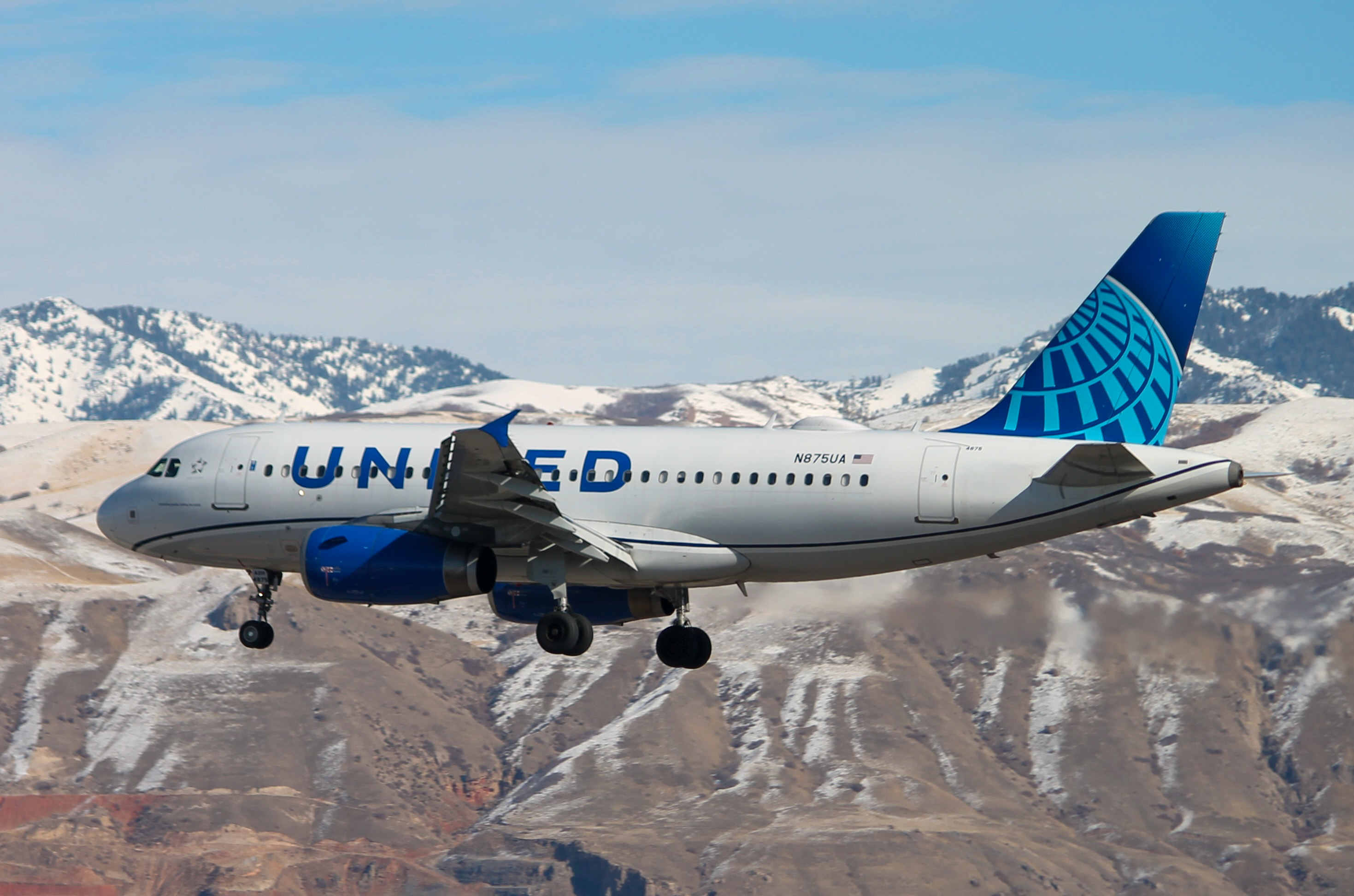 Full size: United Airlines Airbus A319 N875UA at Salt Lake City International Airport