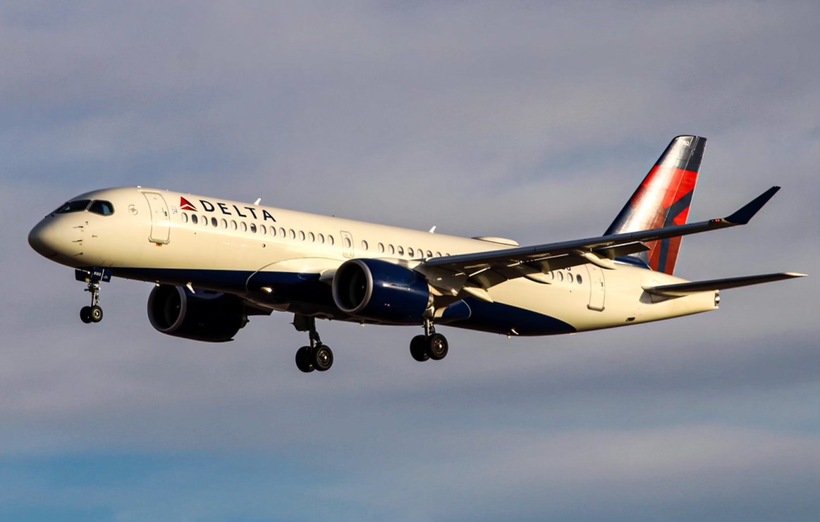 Full size: Delta Airlines Airbus A220-300 N302DU at Salt Lake City International Airport