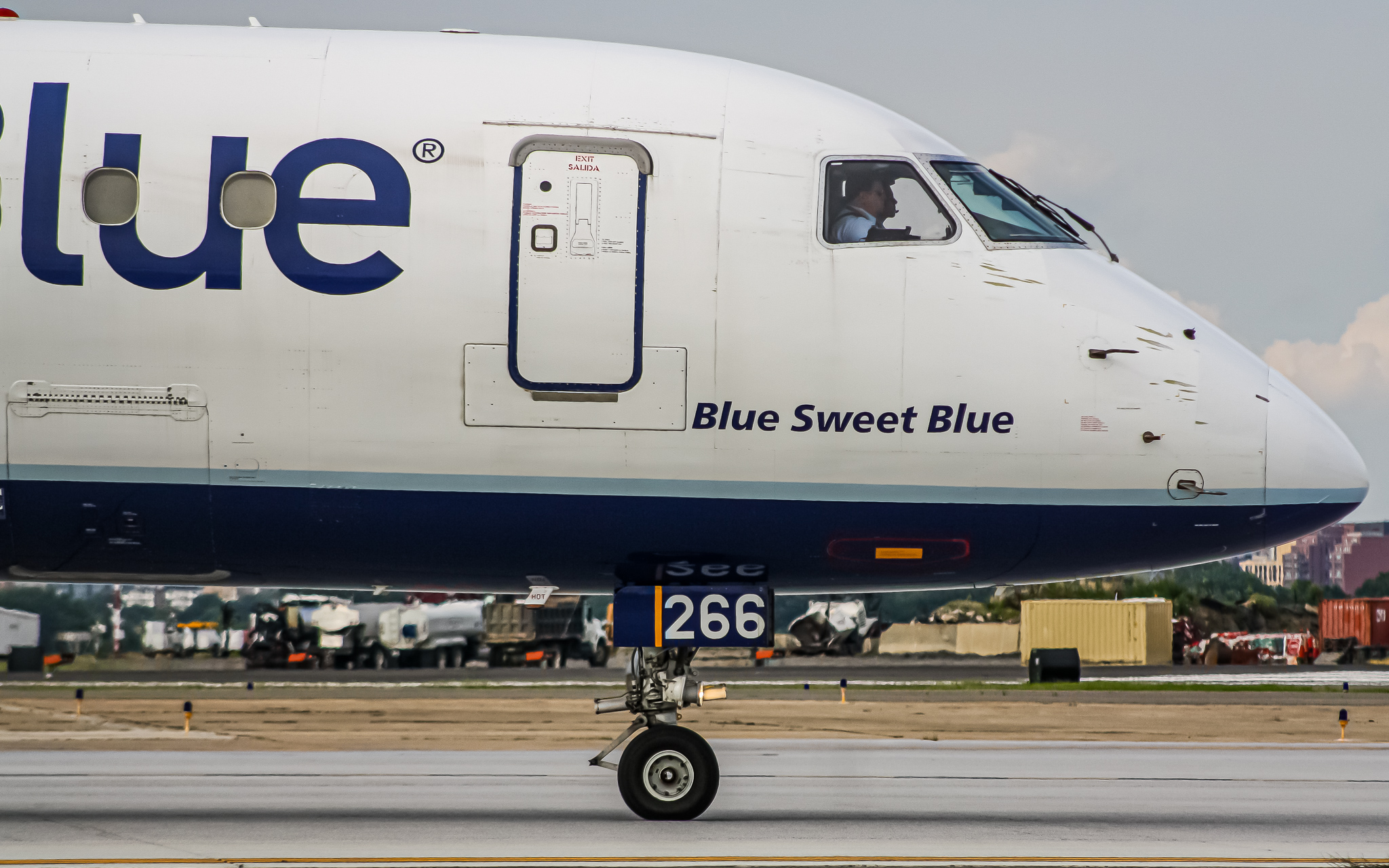Full size: JetBlue Airways Embraer E190 N266JB at Ronald Reagan National Airport