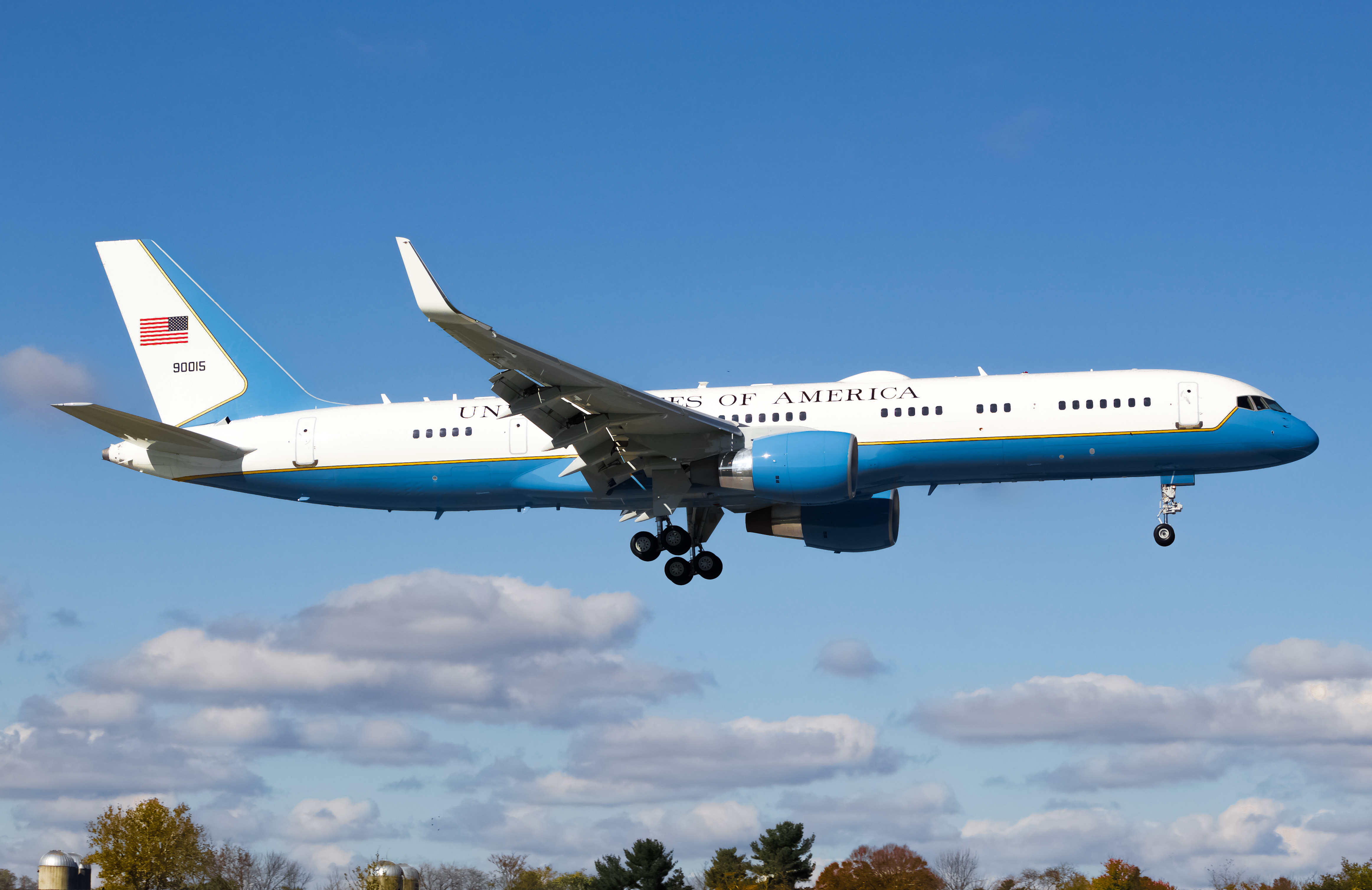 Full size: USAF - United States Air Force Boeing C-32 09-0015 at Trenton Mercer Airport