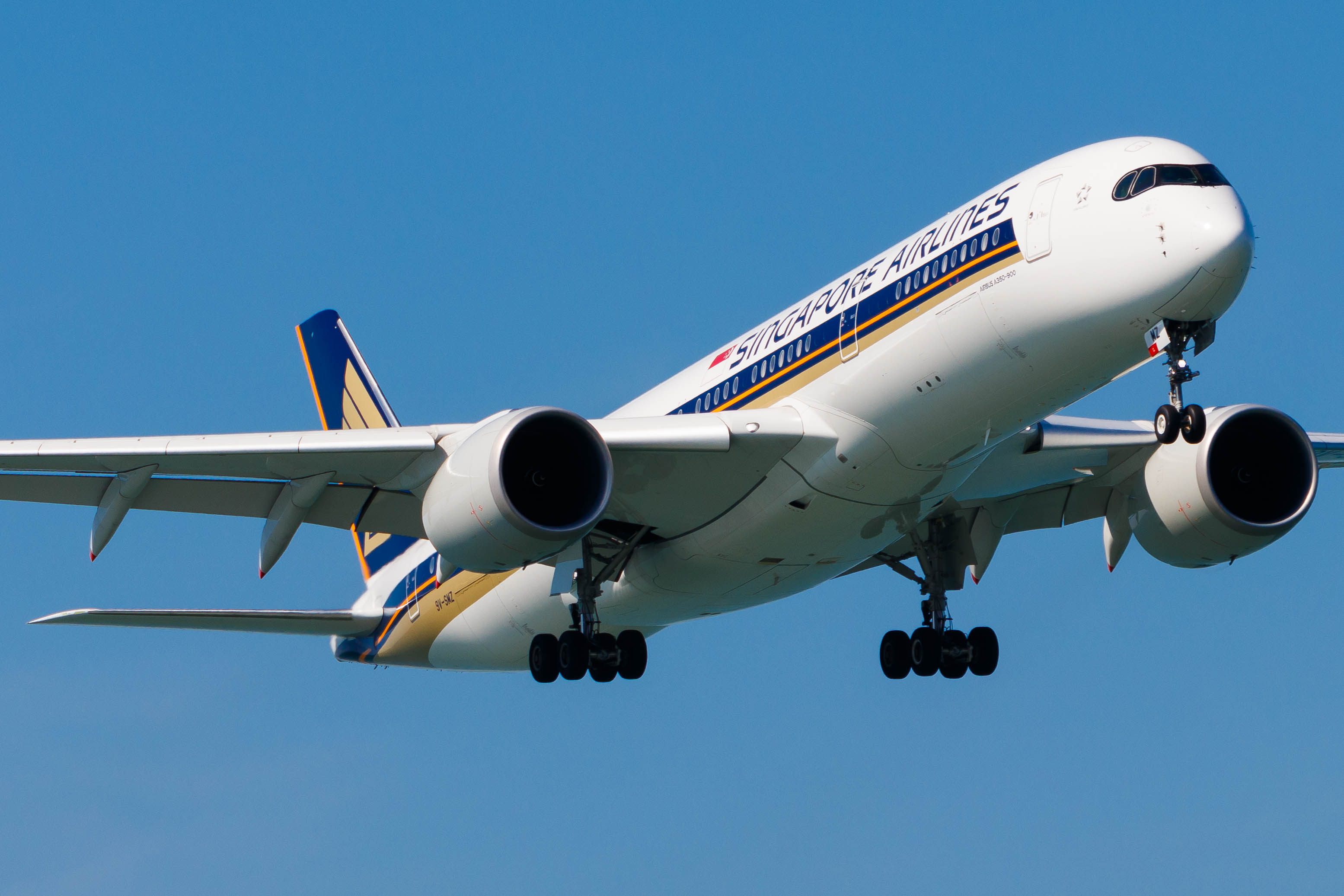 Full size: Singapore Airlines Airbus A350-900 9V-SMZ at Hong Kong International Airport