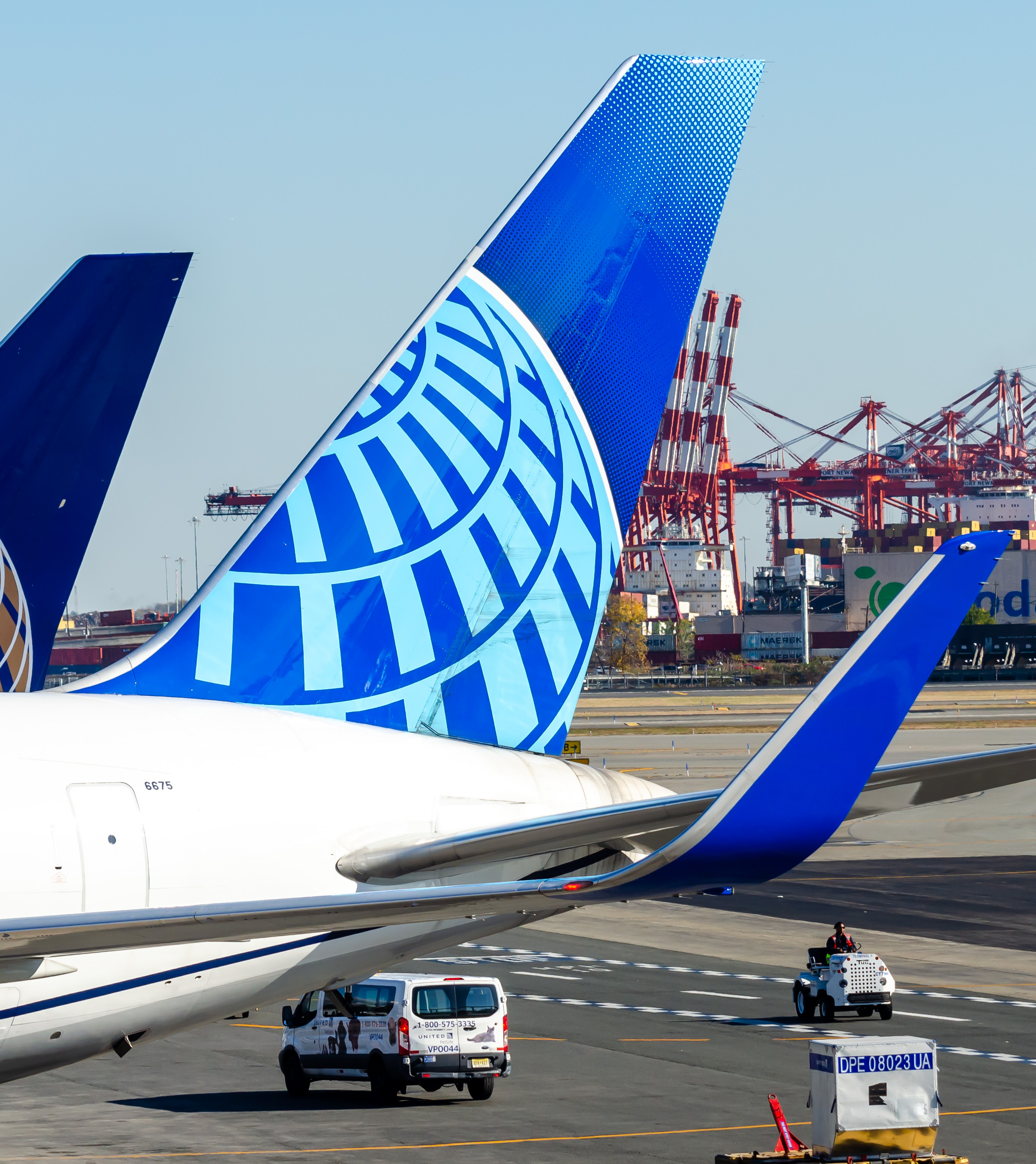 Full size: United Airlines Boeing 767-300ER N675UA at Newark Liberty International Airport