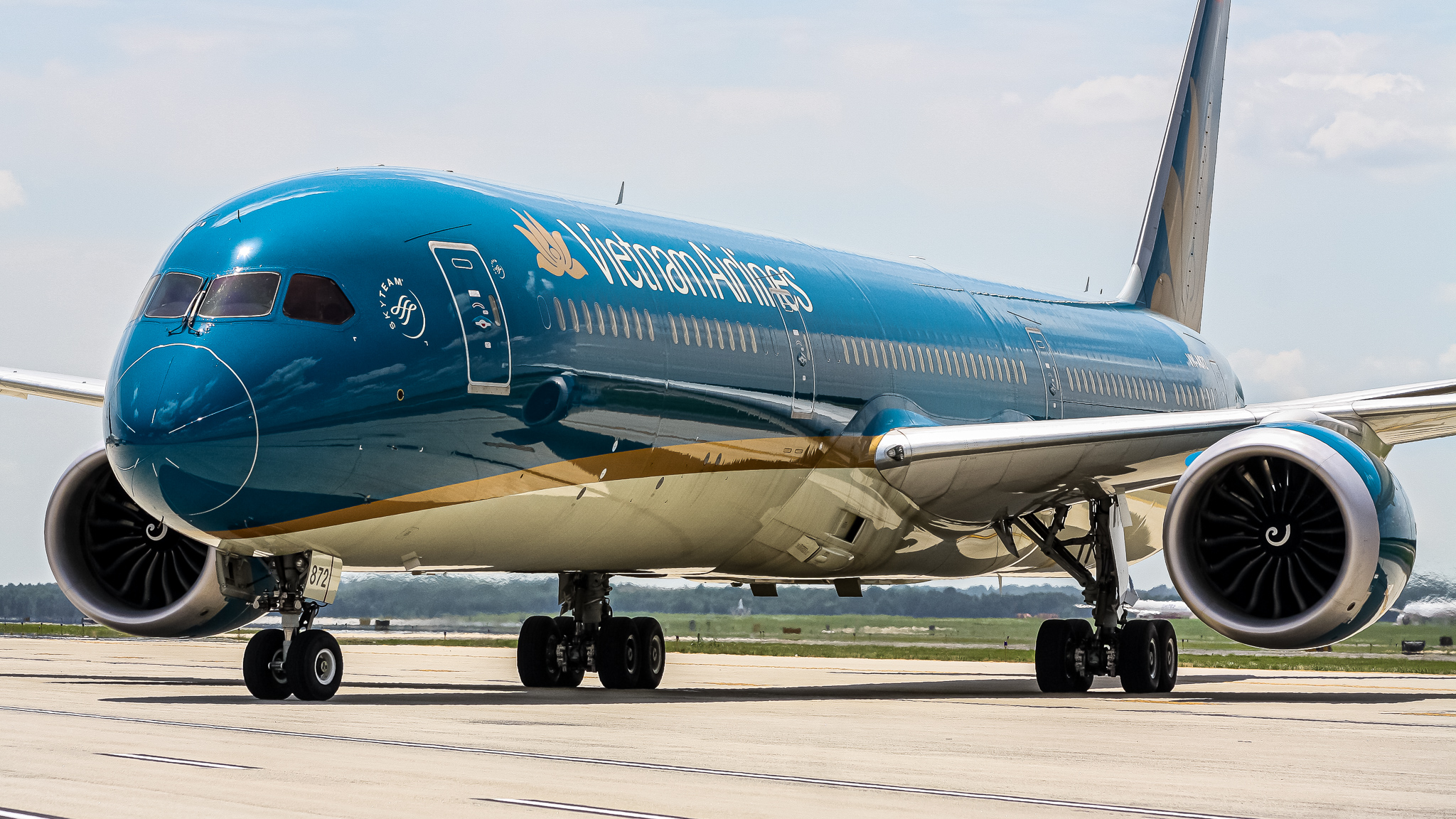 Full size: Vietnam Airlines Boeing 787-10 VN-A872 at Washington Dulles International Airport