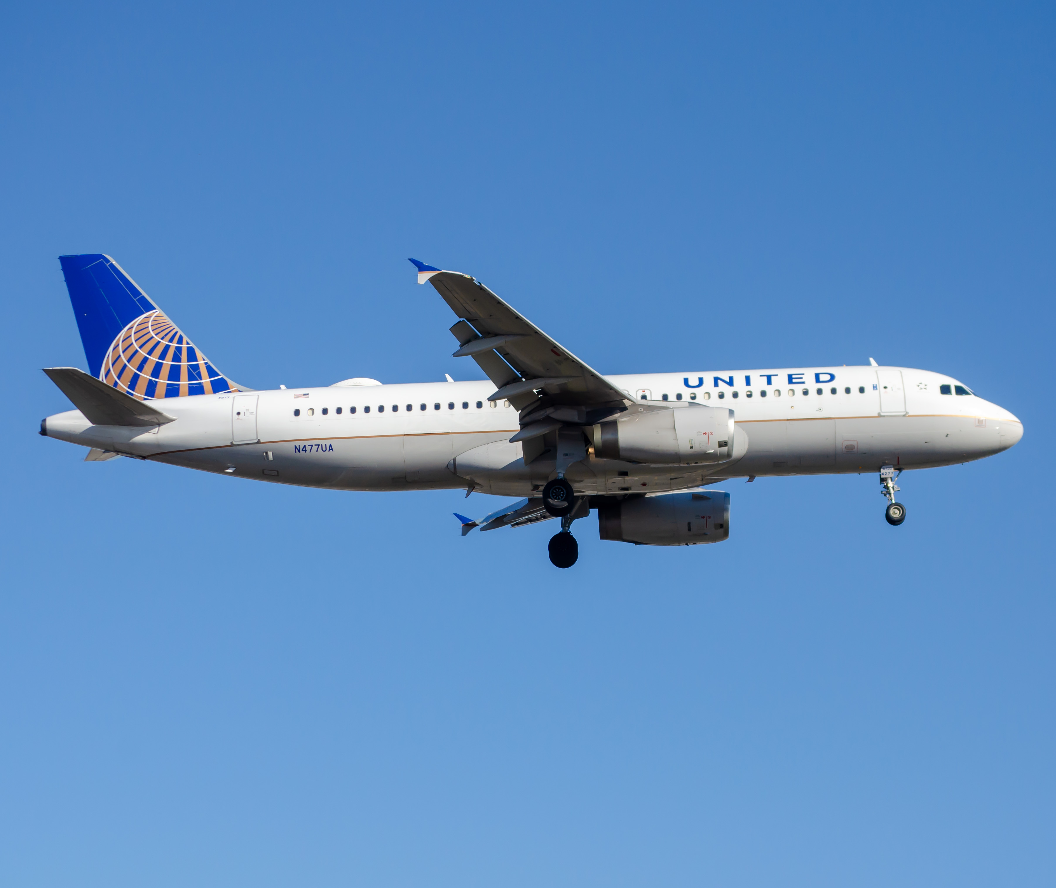 Full size: United Airlines Airbus A320 N477UA at Newark Liberty International Airport