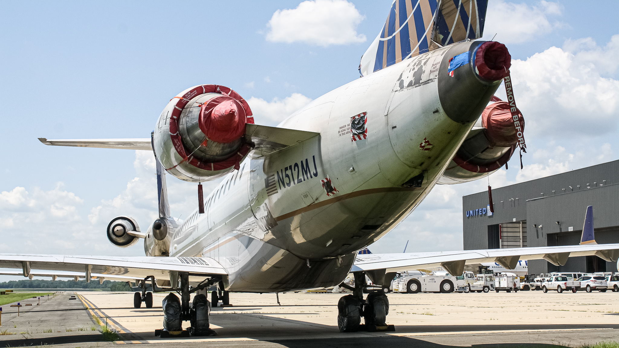 Full size: United Express Mitsubishi CRJ-700 N512MJ at Washington Dulles International Airport