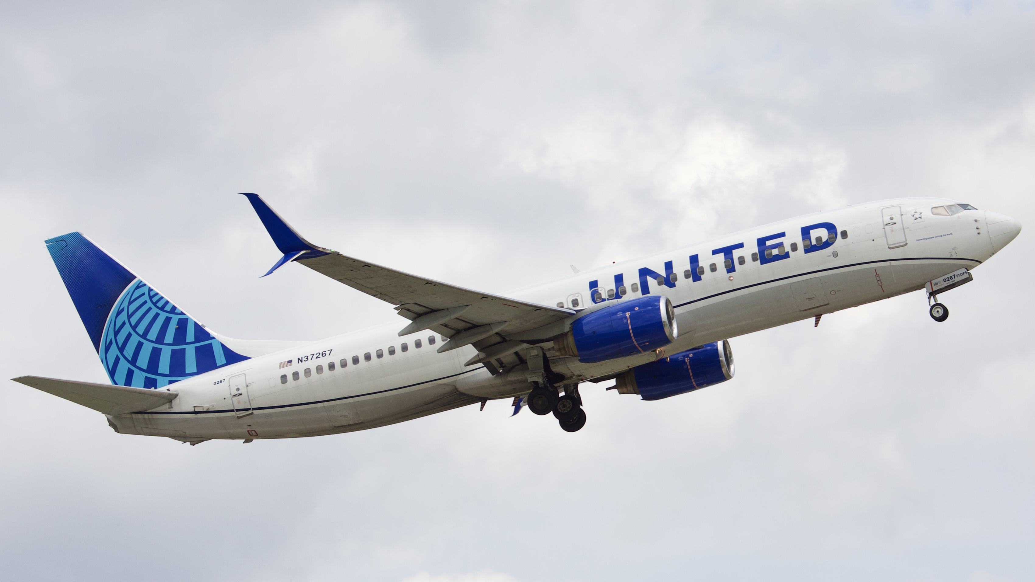 Full size: United Airlines Boeing 737-800 N37267 at Houston-George Bush Intercontinental Airport