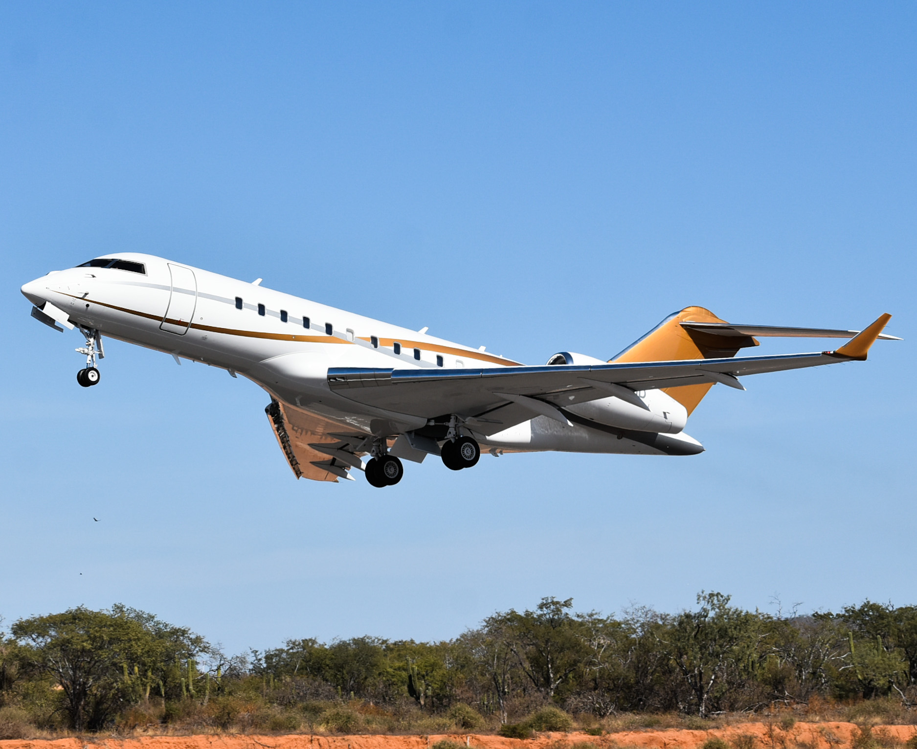 Full size: PRIVATE Bombardier Global 5000 N214MD at Aeropuerto de Cabo San Lucas Internacional
