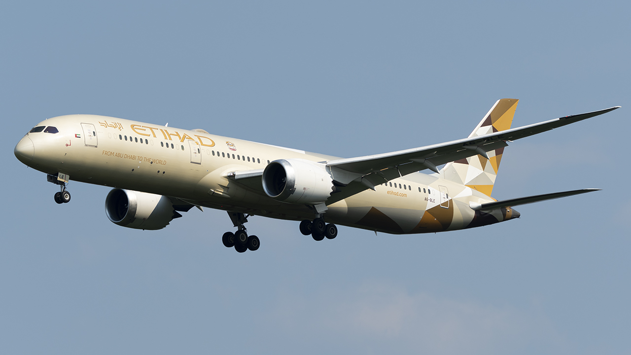 Full size: Etihad Airways Boeing 787-9 A6-BLE at Washington Dulles International Airport