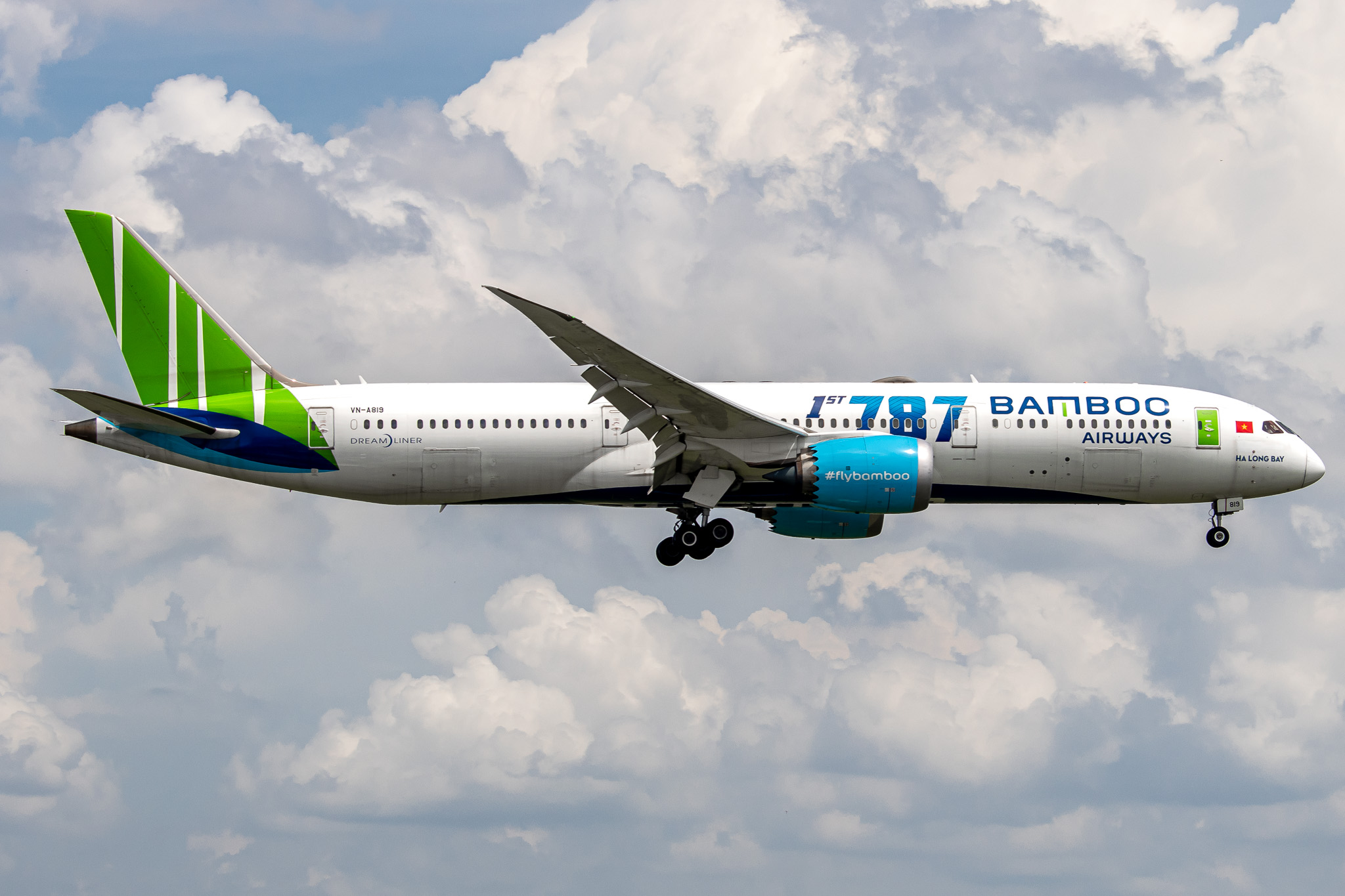 Full size: Bamboo Airways Boeing 787-9 VN-A819 at Tan Son Nhat International Airport