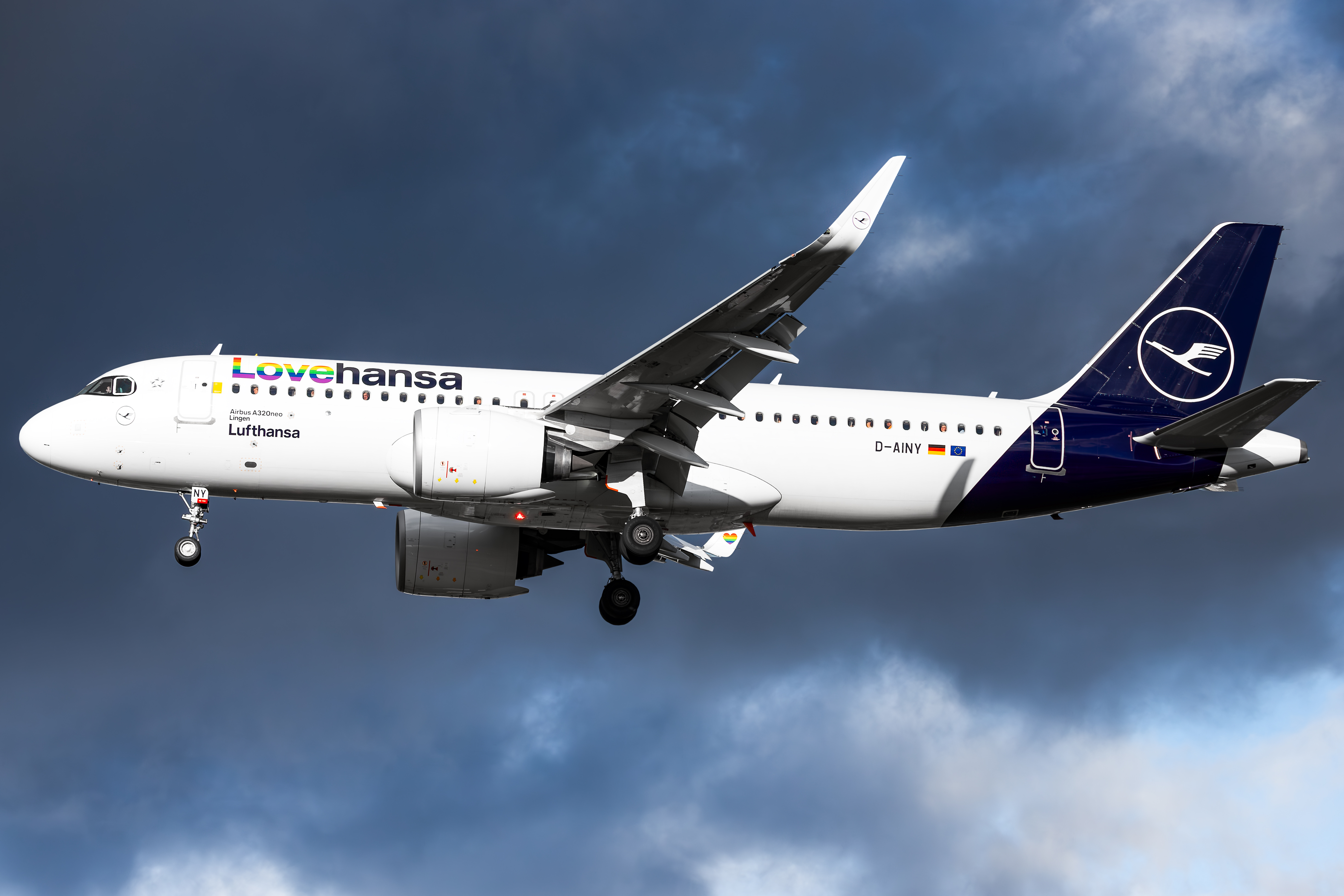 Full size: Lufthansa Airbus A320NEO D-AINY at London Heathrow International Airport
