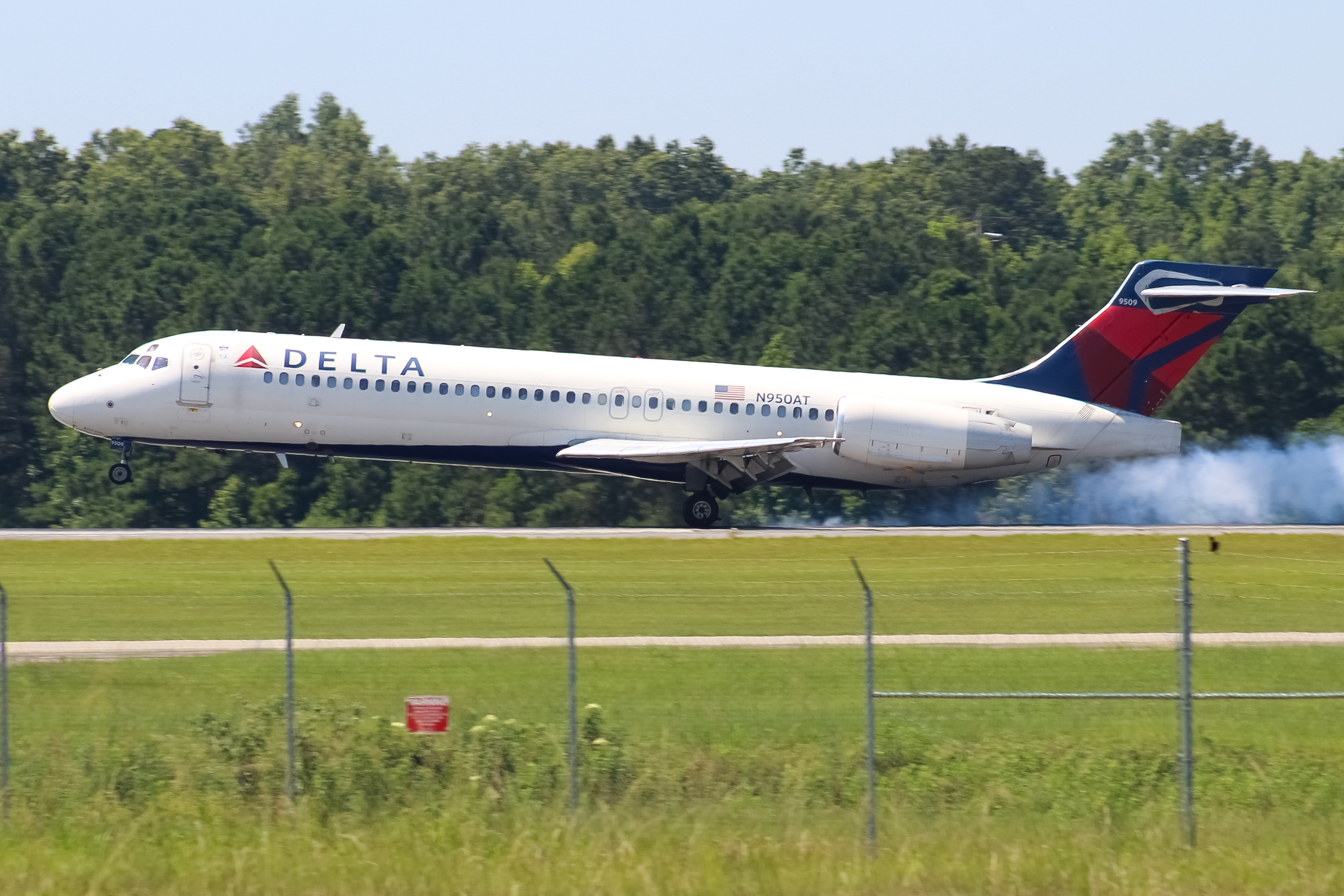 Full size: Delta Airlines Boeing 717-200 N950AT at Savannah/Hilton Head International Airport