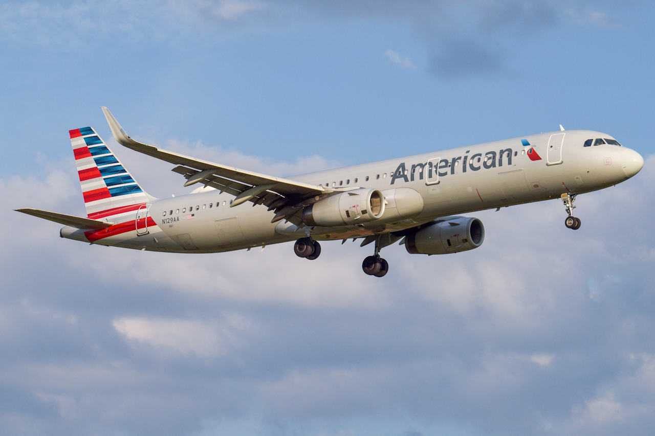 Full size: American Airlines Airbus A321-200 N129AA at Raleigh-Durham International Airport