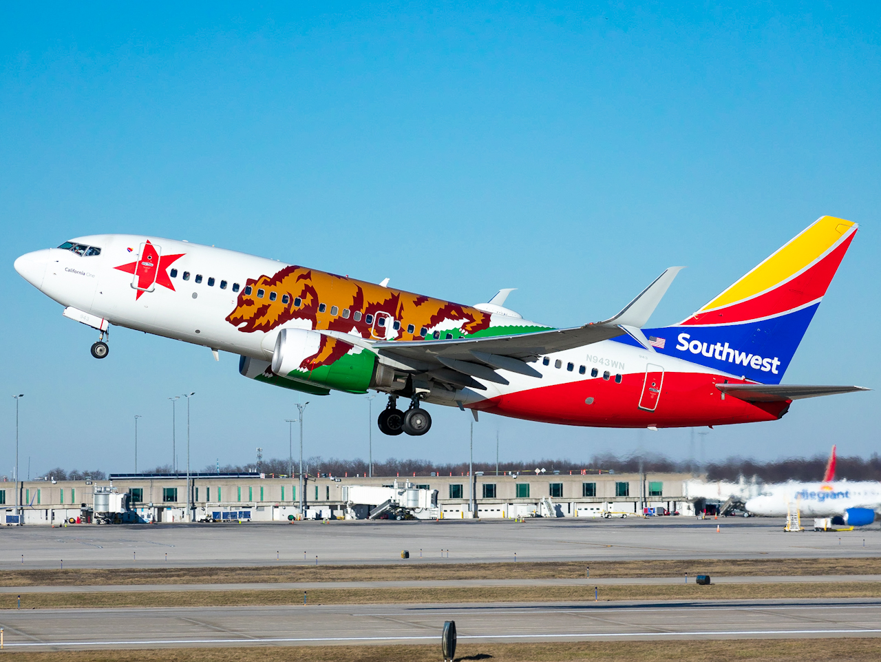 Full size: Southwest Airlines Boeing 737-700 N943WN at Gerald R Ford International Airport