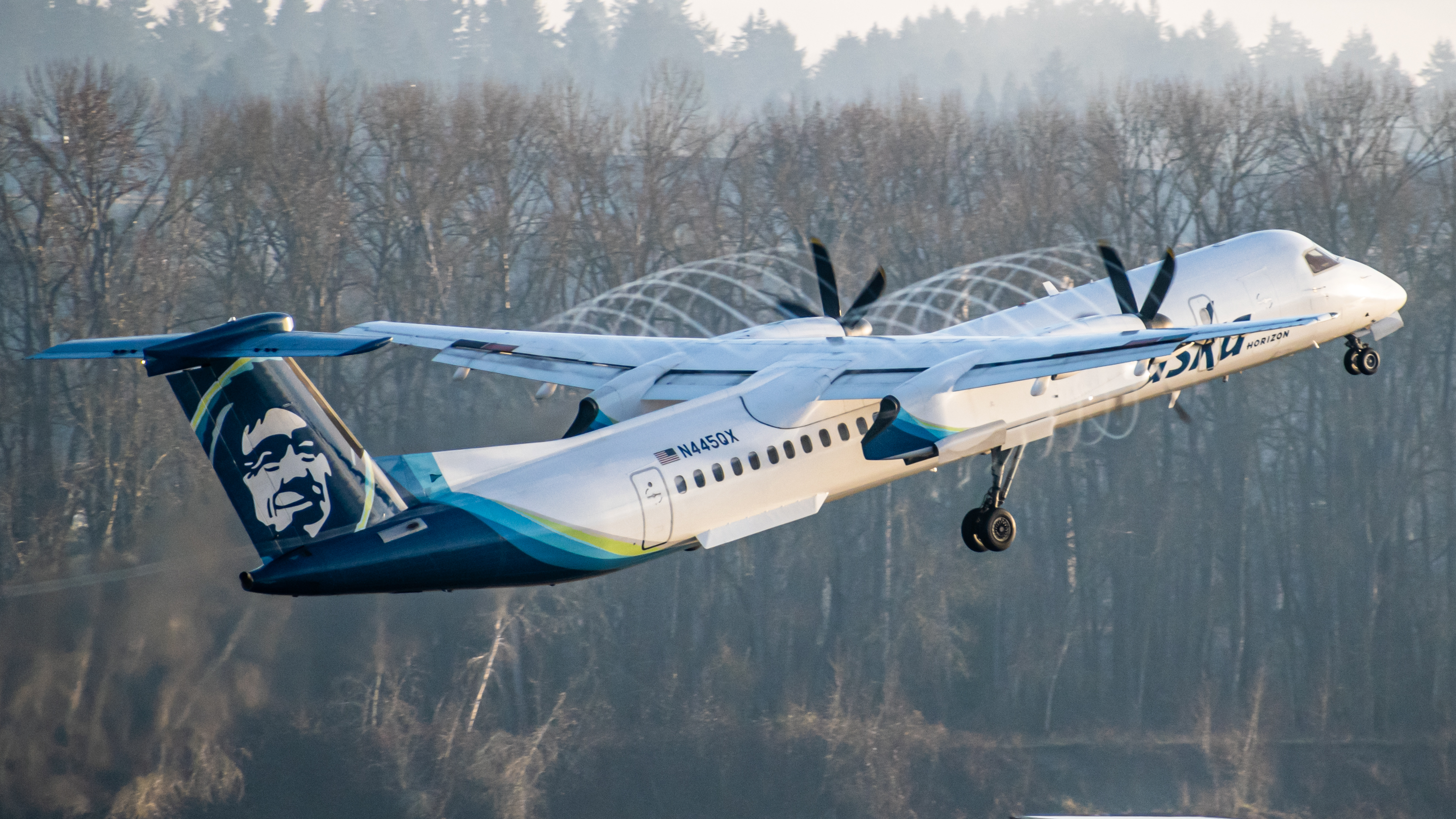 Full size: Alaska Airlines De Havilland DHC-8 N445QX at Portland International Airport