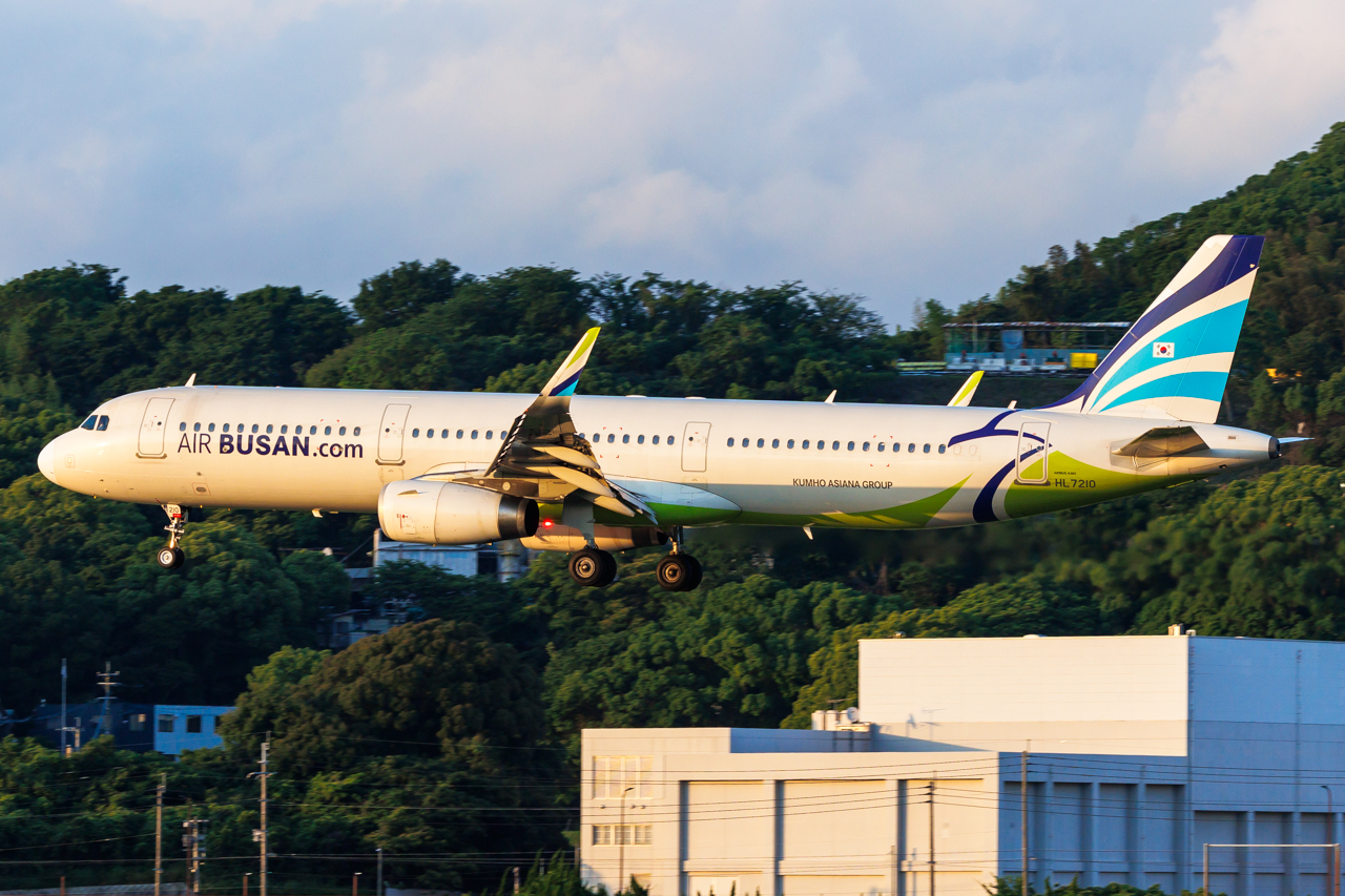 Full size: Air Busan Airbus A321-200 HL7210 at Fukuoka Airport