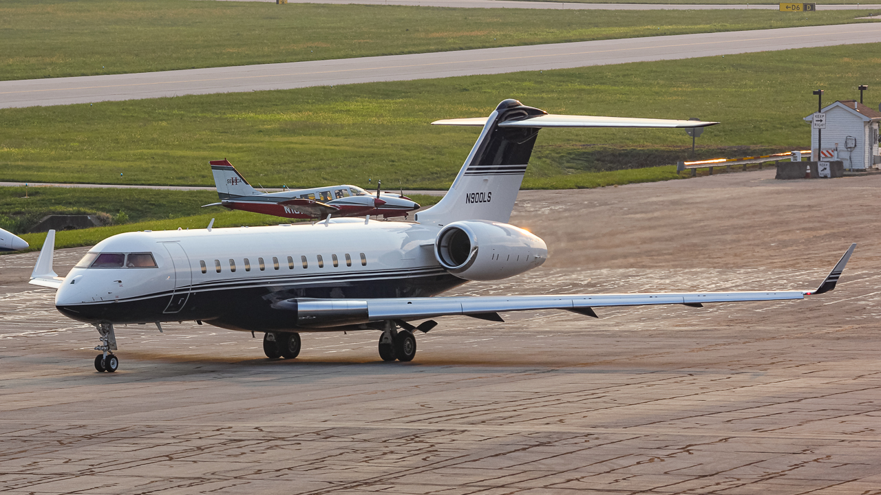 Full size: PRIVATE Bombardier Global 6000 N900LS at John Glenn Columbus International Airport