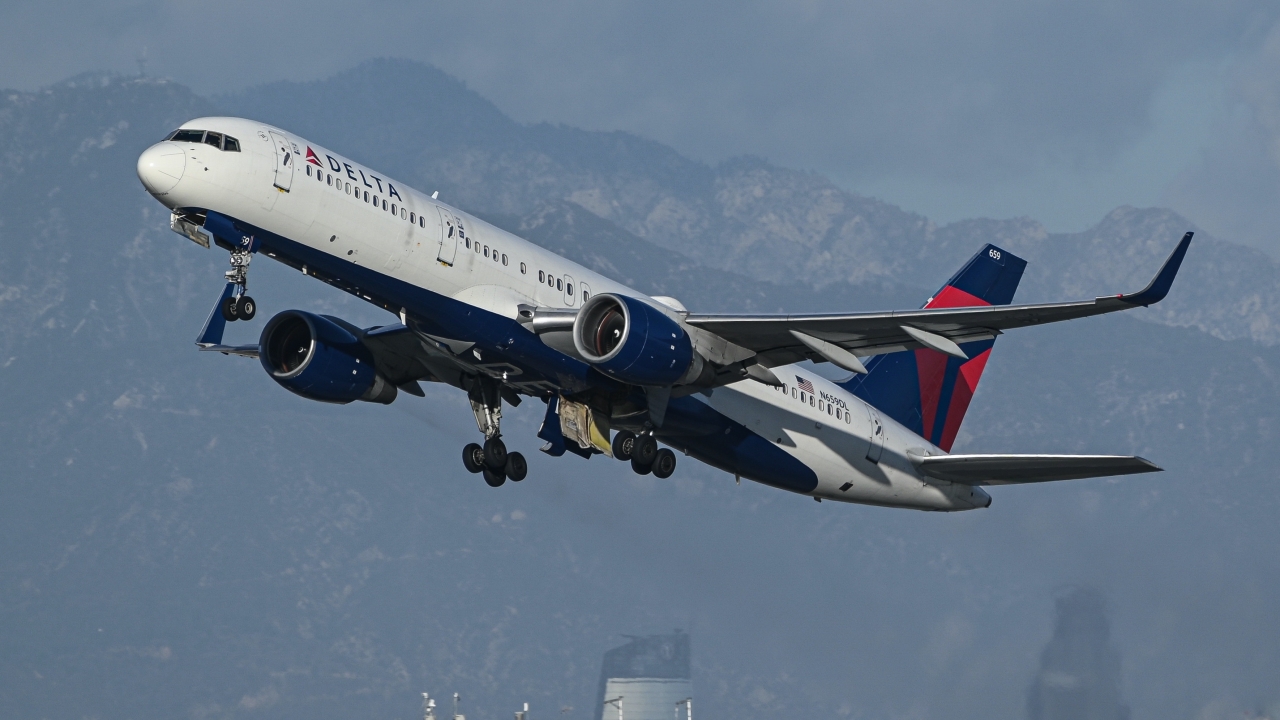 Full size: Delta Airlines Boeing 757-200 N659DL at Los Angeles International Airport