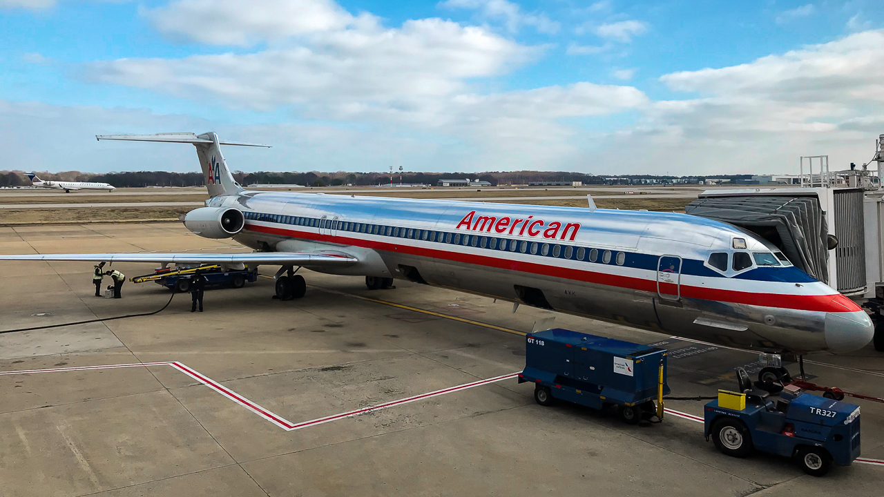 Full size: American Airlines McDonnell Douglas MD-83 N9624T at Memphis International Airport