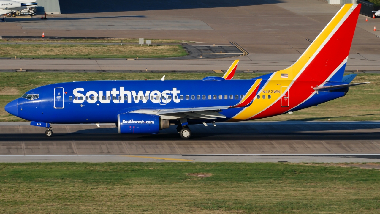 Full size: Southwest Airlines Boeing 737-700 N453WN at Dallas Love Field Airport