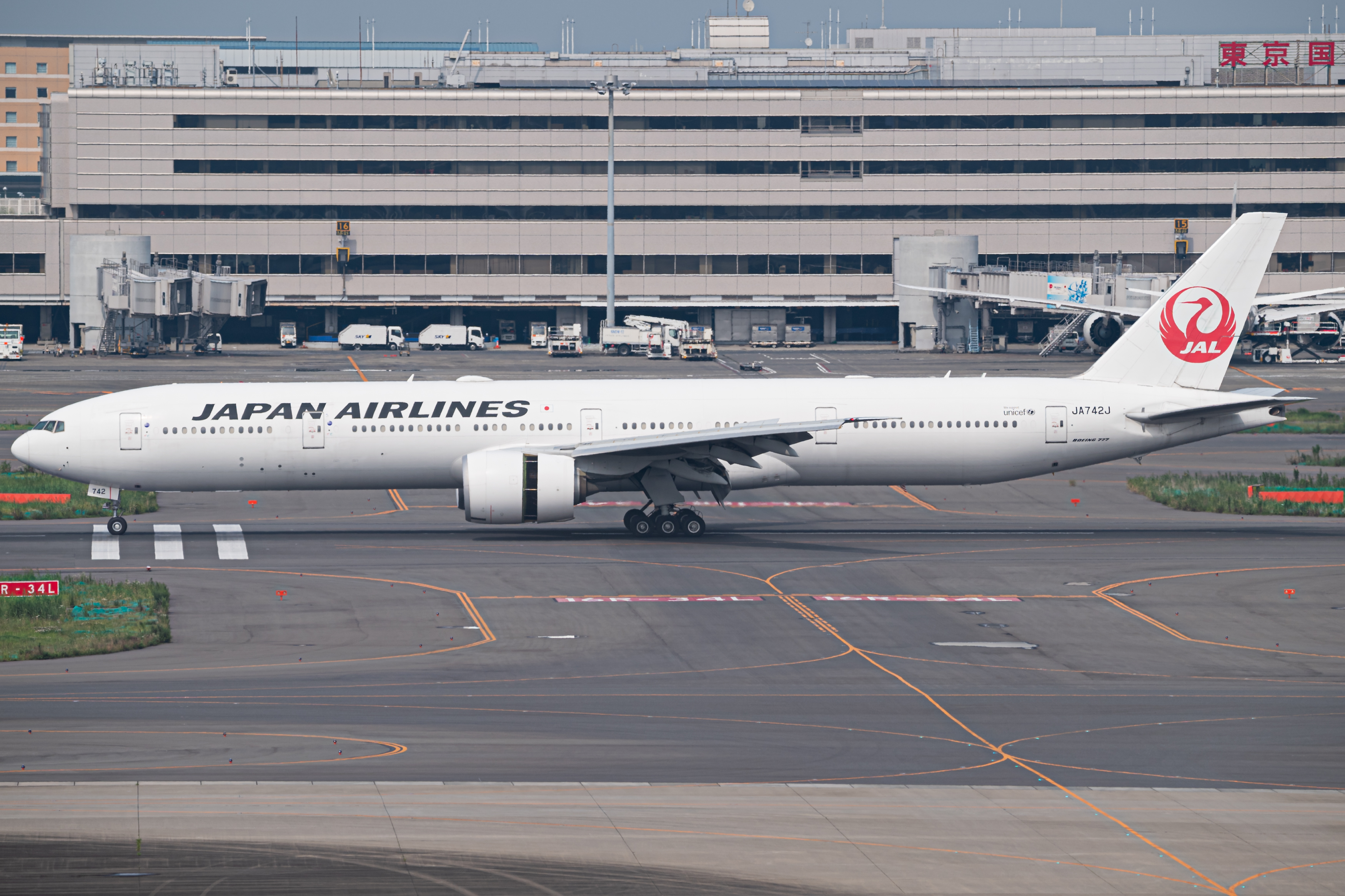 Full size: Japan Airlines Boeing 777-300ER JA742J  at Tokyo-Haneda Airport