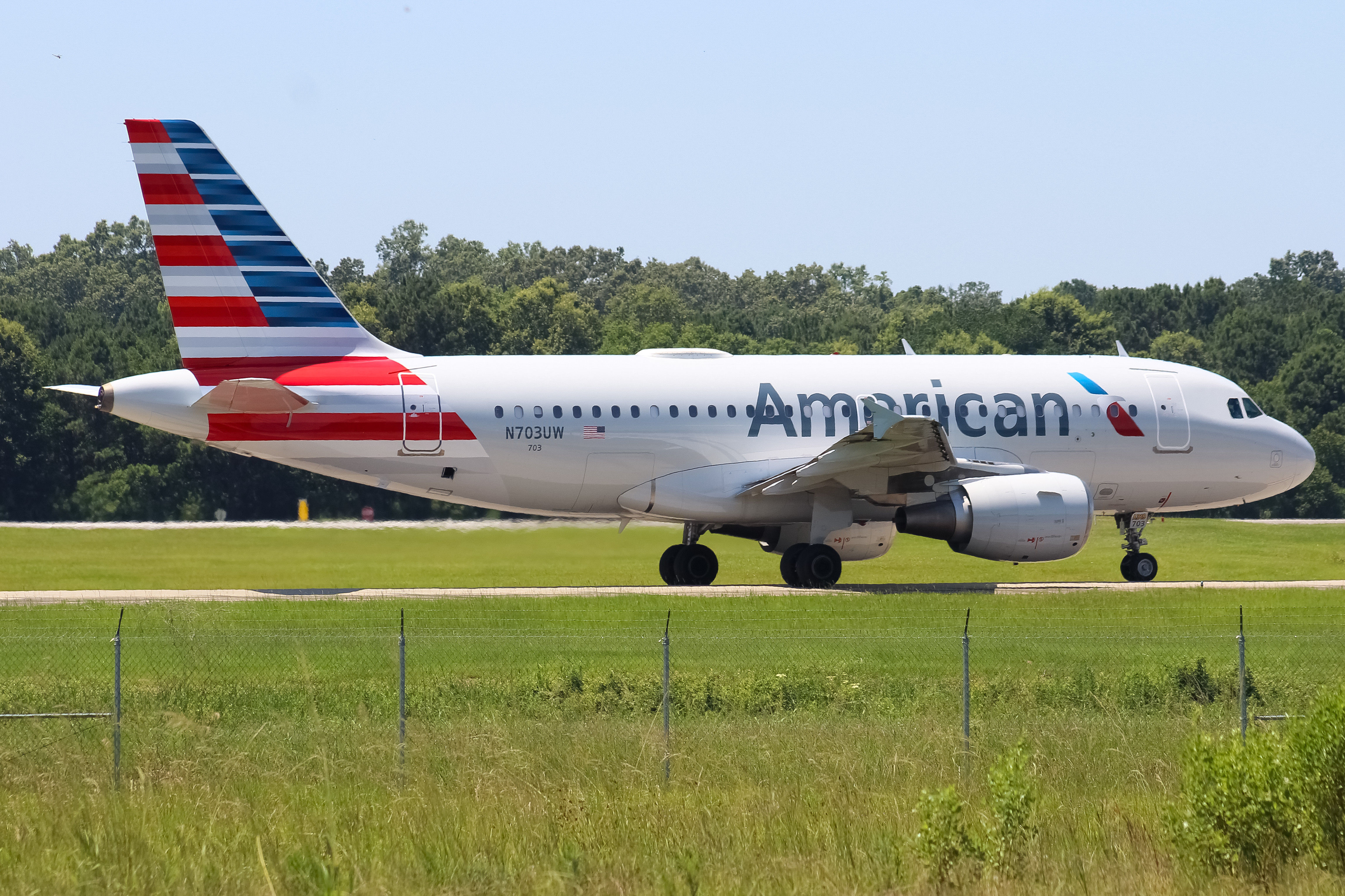 Full size: American Airlines Airbus A319 N703UW at Savannah/Hilton Head International Airport